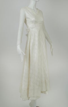 Ivory Pearl and Lace Rose Bustle V-Neck Graduated Wedding Gown – XXS, 1950s