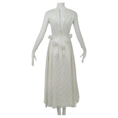 Ivory Pearl and Lace Rose Bustle V-Neck Graduated Wedding Gown – XXS, 1950s