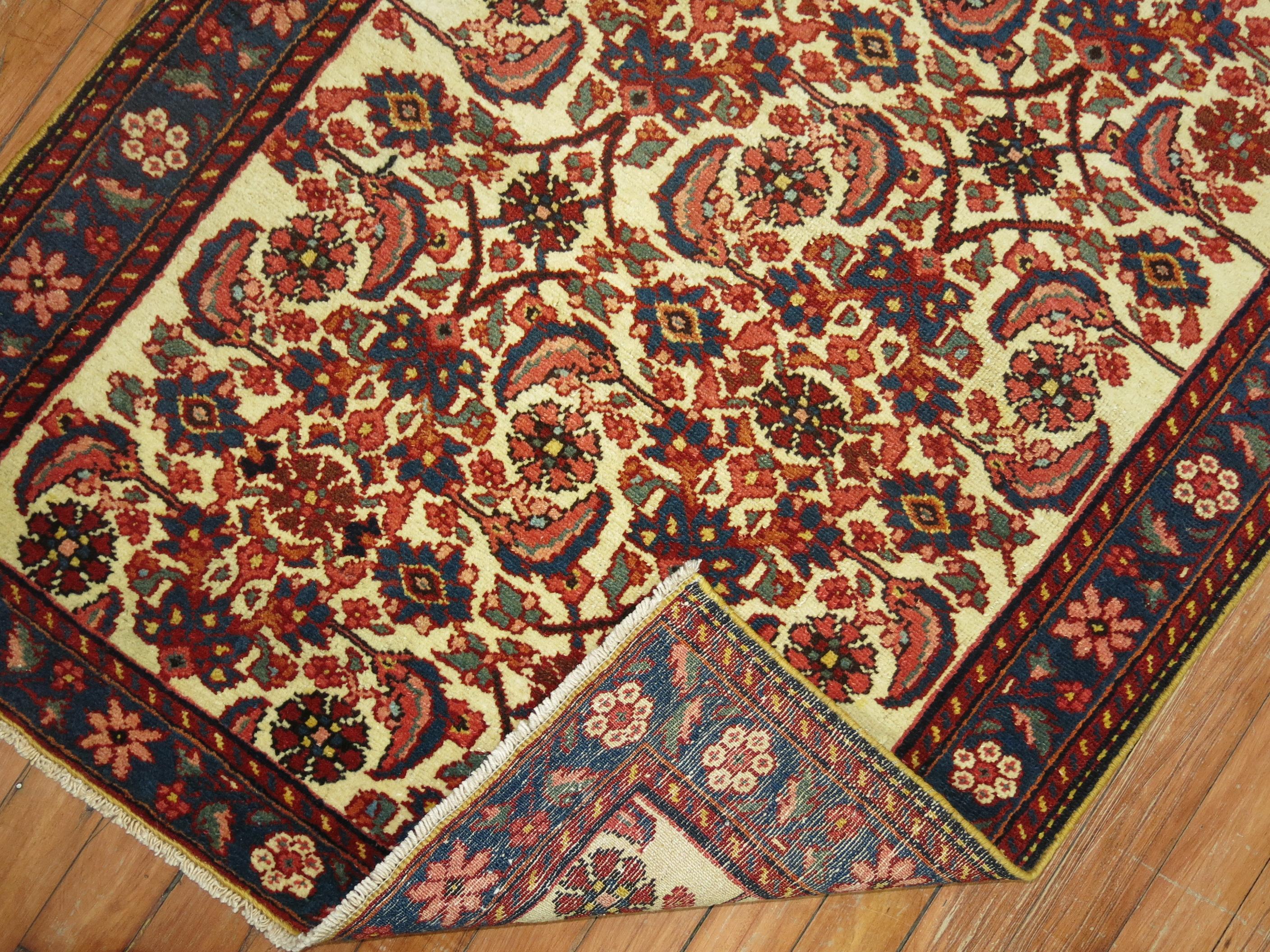 Persischer Farahan-Wandteppich in Elfenbein im Zustand „Gut“ im Angebot in New York, NY