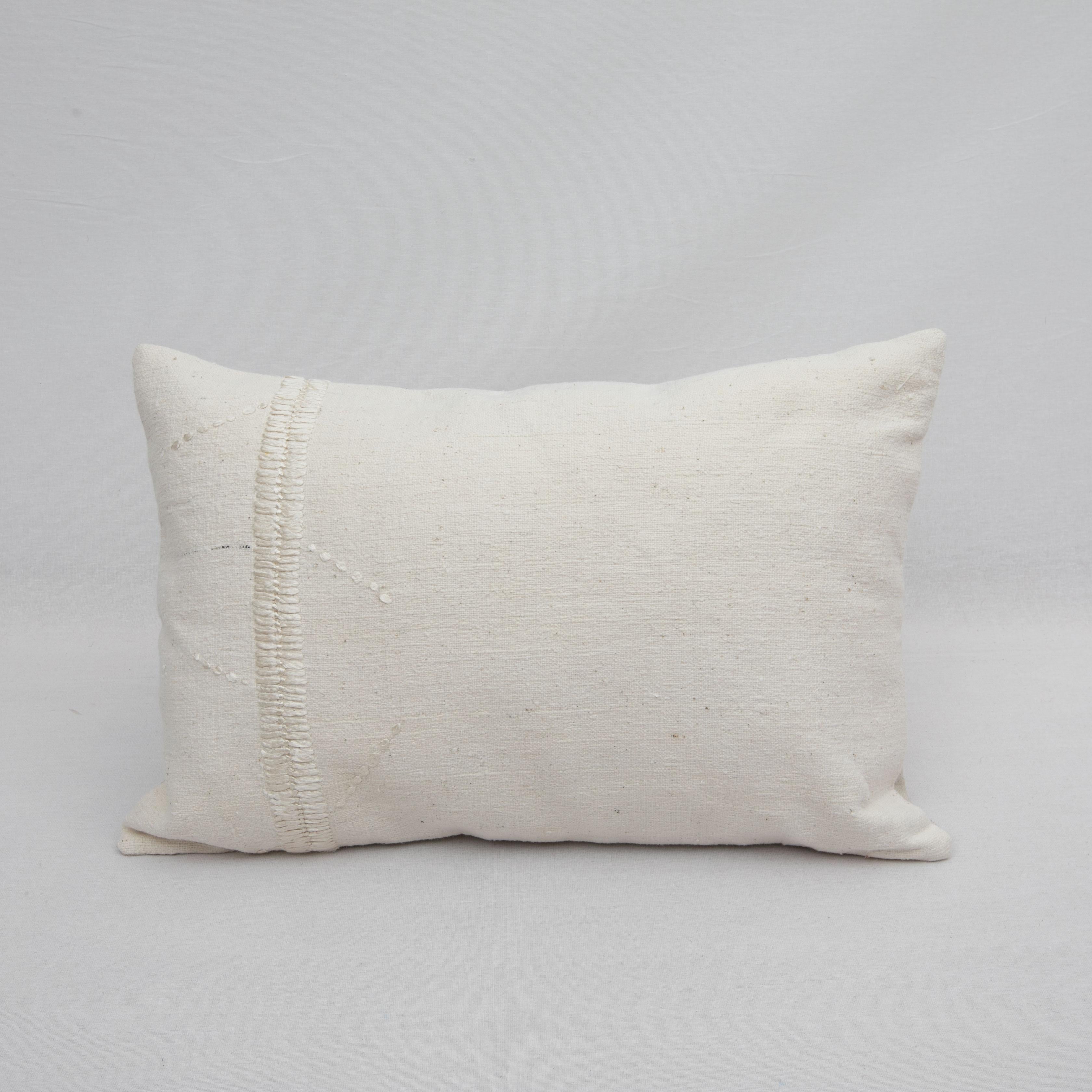 This Pillow Case id made from a vintage cotton and wool coverlet made during mid 20th c. in Western Anatolia, Turkey. The silk stitching on it is hand done by us.

It does not come with an insert.
Linen in the back.
Zipper Closure.
Dry Cleaning