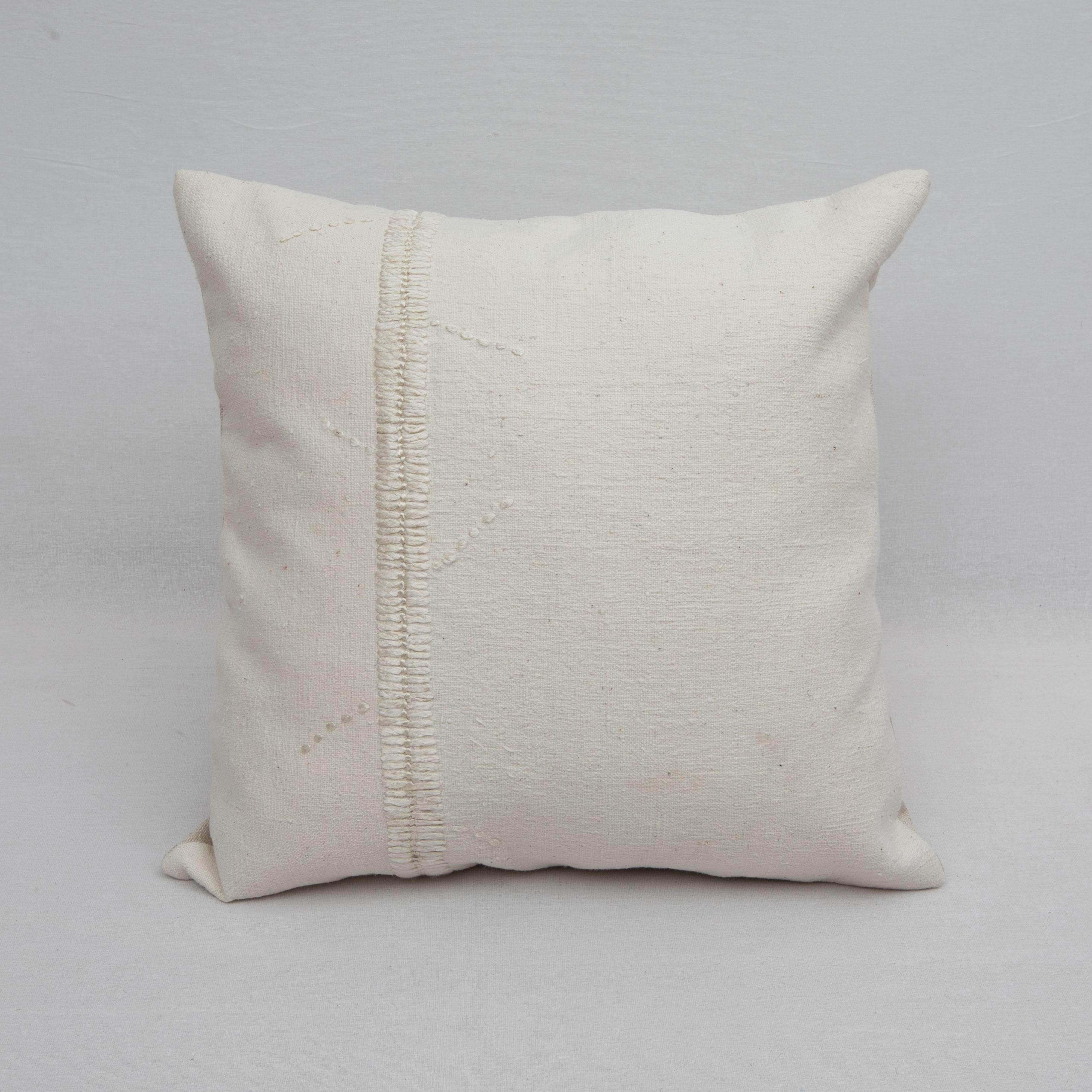 This Pillow case id made from a vintage cotton coverlet made during mid 20th c. in Southern Anatolia, Turkey. The silk stitching on it is hand done by us.

It does not come with an insert.
Linen in the back.
Zipper closure.
Dry cleaning is