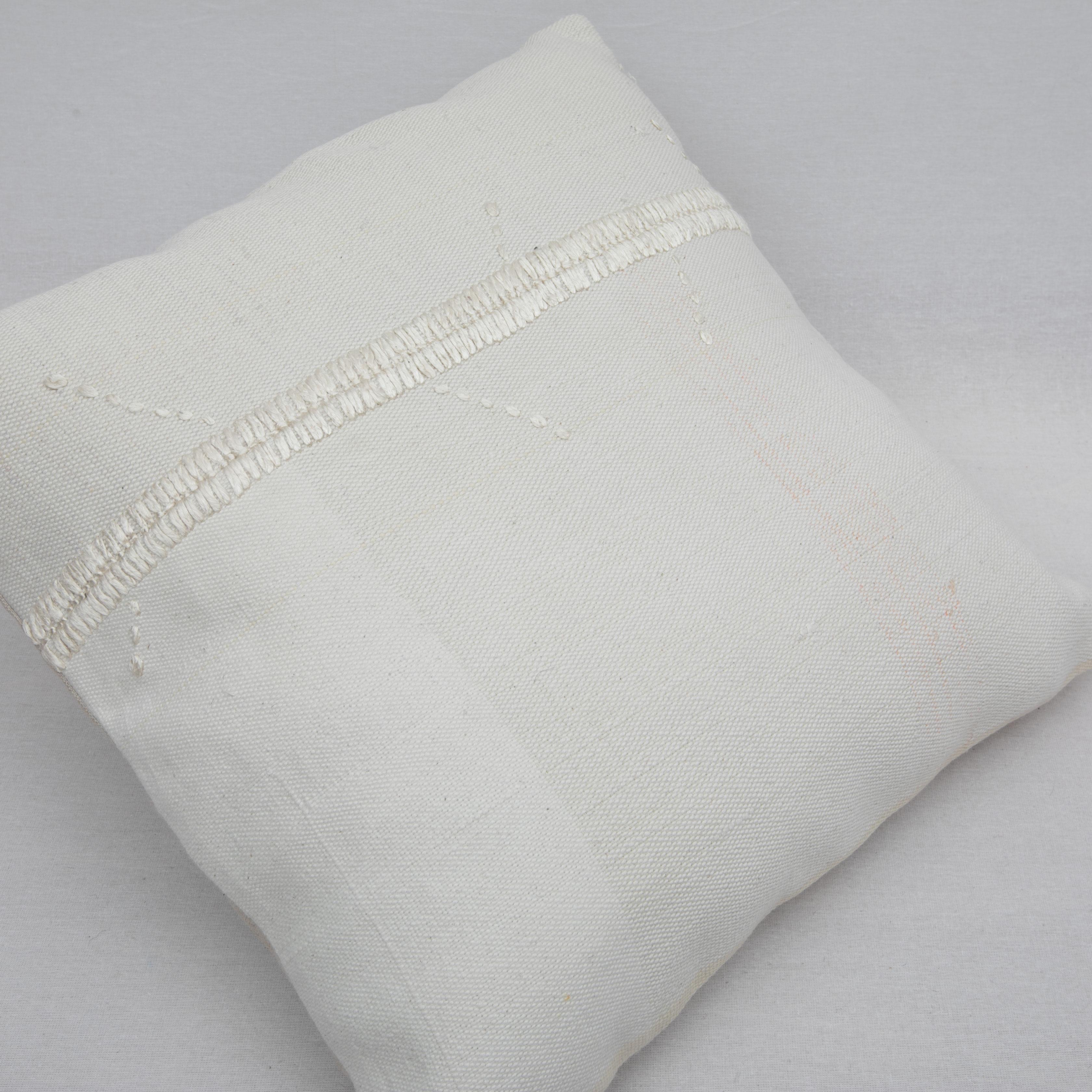 Ivory Pillow Case Fashioned from a Vintage Anatolian Coverlet, Mid 20th C In Good Condition For Sale In Istanbul, TR