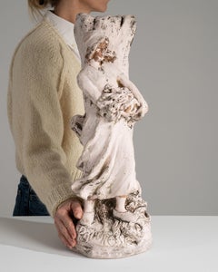 Escultura figurativa de una mujer en yeso marfil, francesa, siglo XX