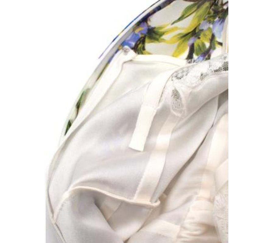Seiden-Chiffonkleid mit Wisteria-Druck in Elfenbein und Lila im Angebot 3