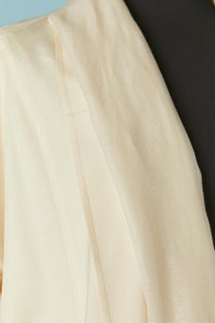 Manteau ligne A en soie brute ivoire avec volants en soie sur le bord des manches Dice Kayek