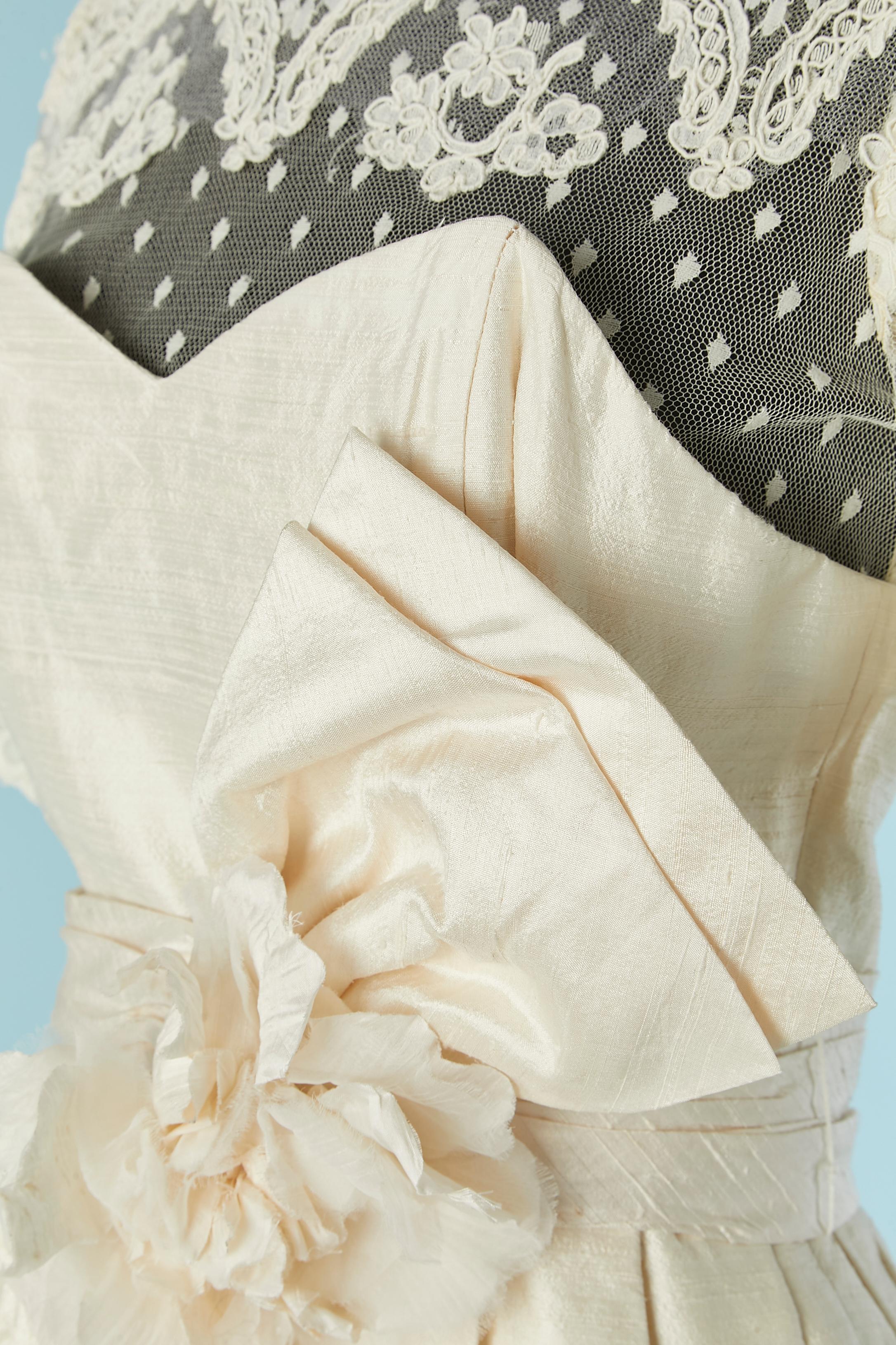 Vestido de cóctel marfil de seda cruda y encaje con flor de tela VICTOR COSTA en Excelente estado para la venta en Saint-Ouen-Sur-Seine, FR