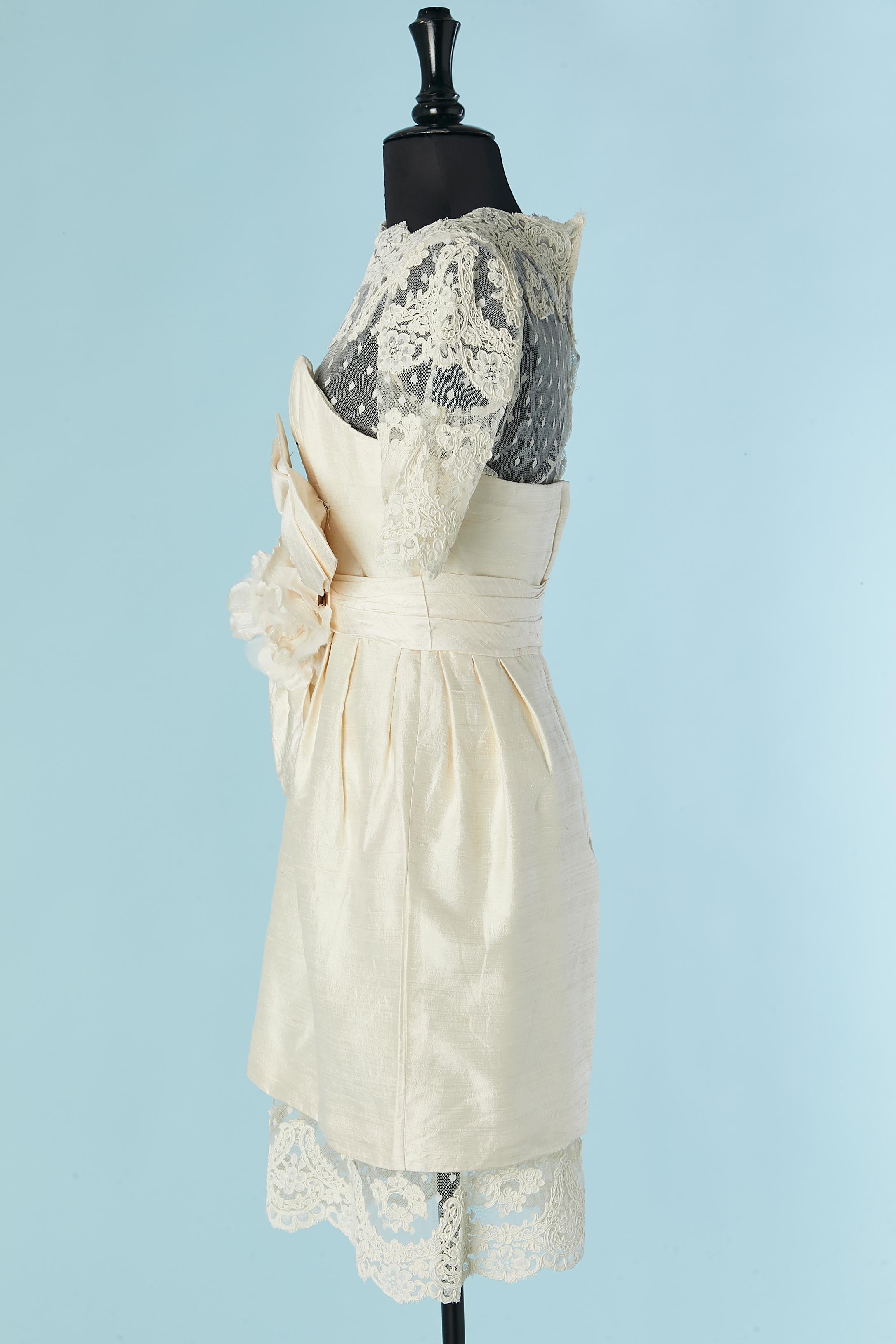 Vestido de cóctel marfil de seda cruda y encaje con flor de tela VICTOR COSTA en venta 2