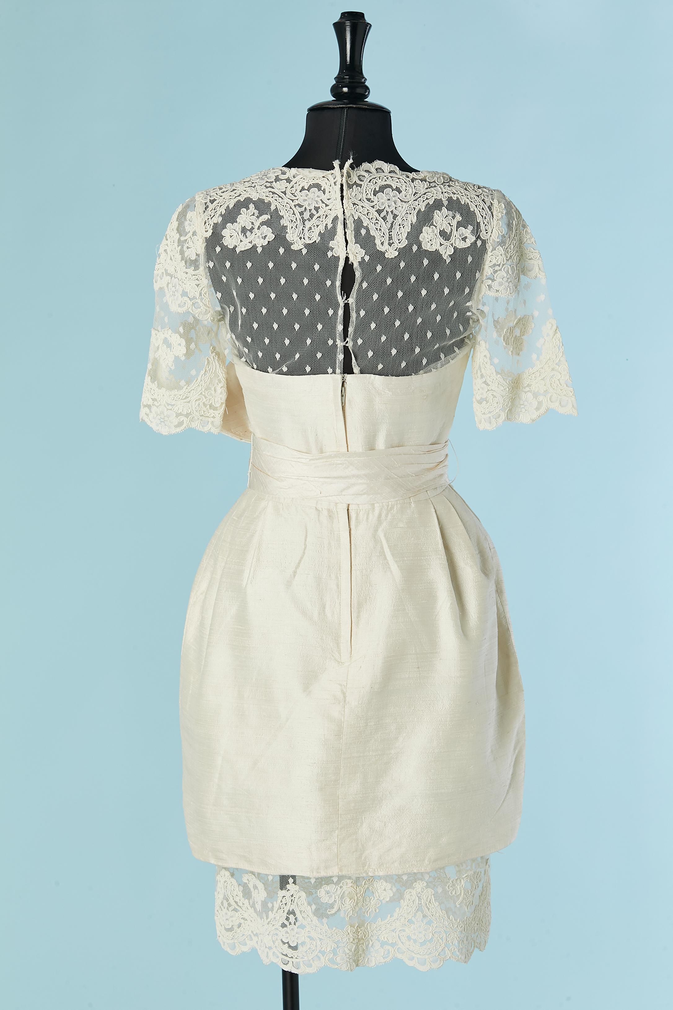 Vestido de cóctel marfil de seda cruda y encaje con flor de tela VICTOR COSTA en venta 3