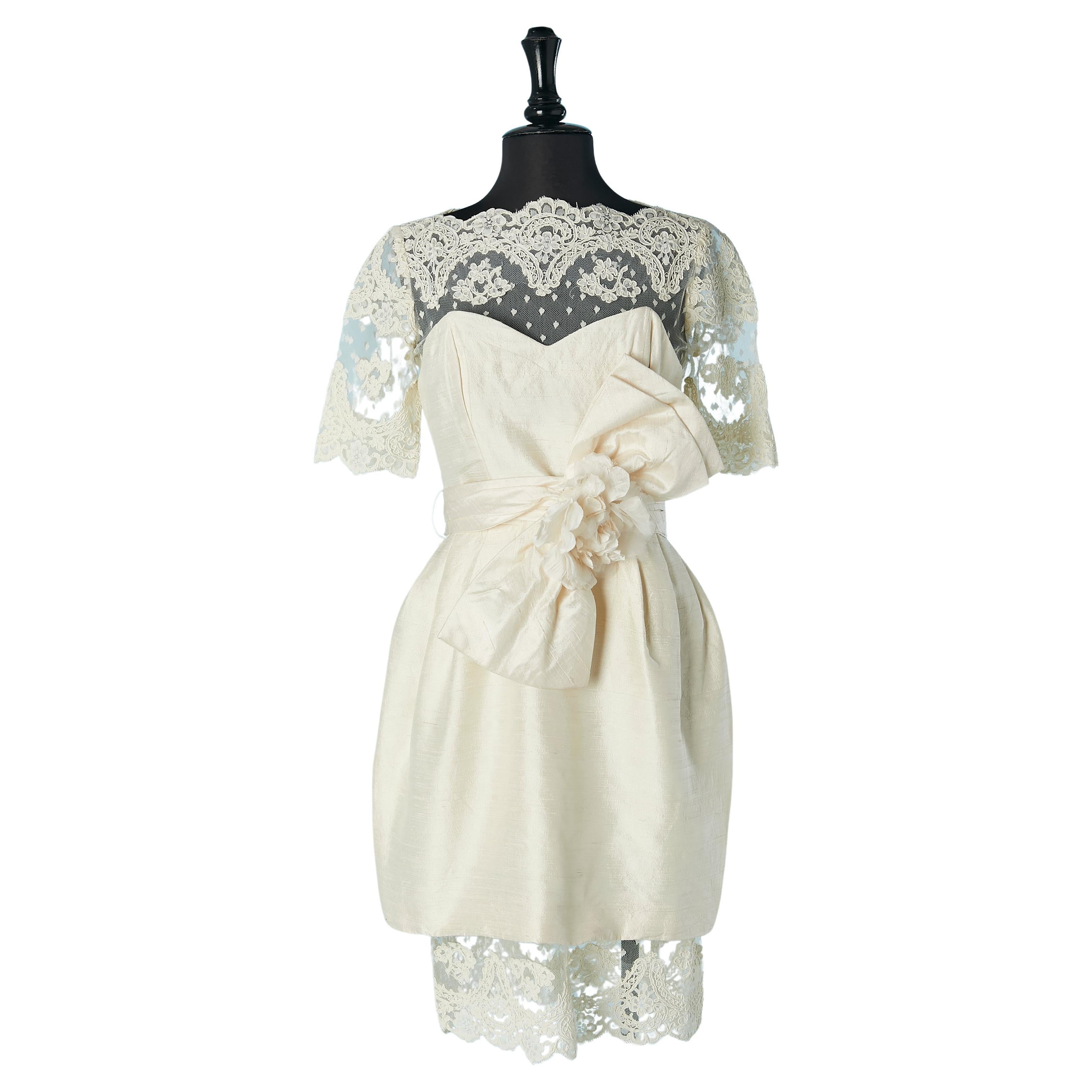 Vestido de cóctel marfil de seda cruda y encaje con flor de tela VICTOR COSTA en venta