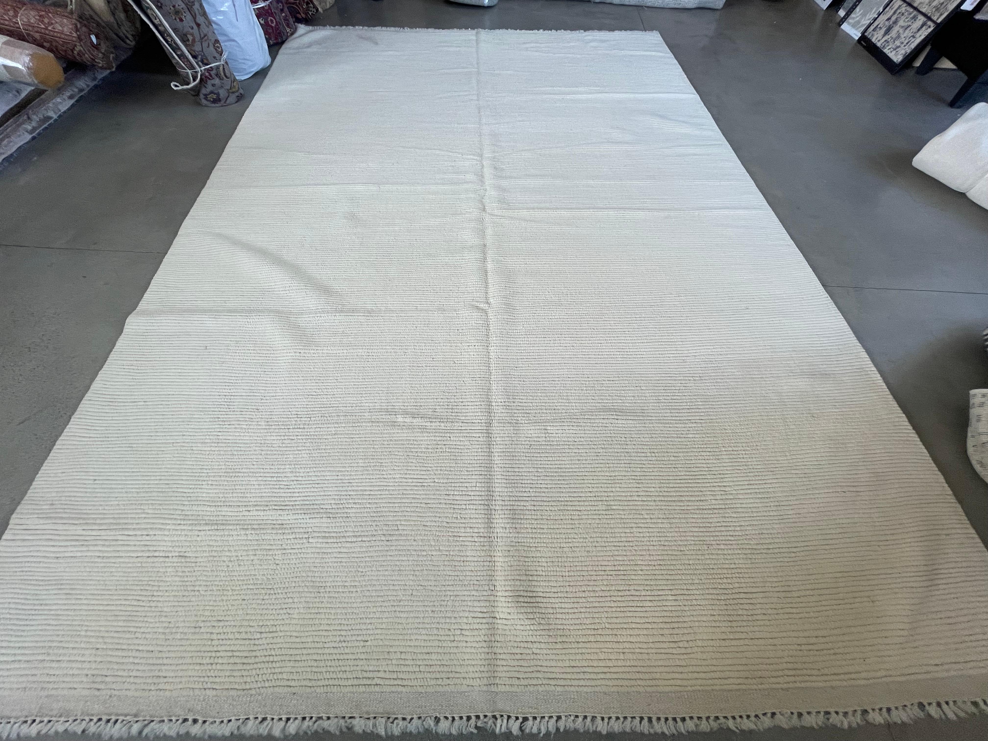 Elfenbeinfarbener gerippter marokkanischer Design-Teppich im Angebot 4
