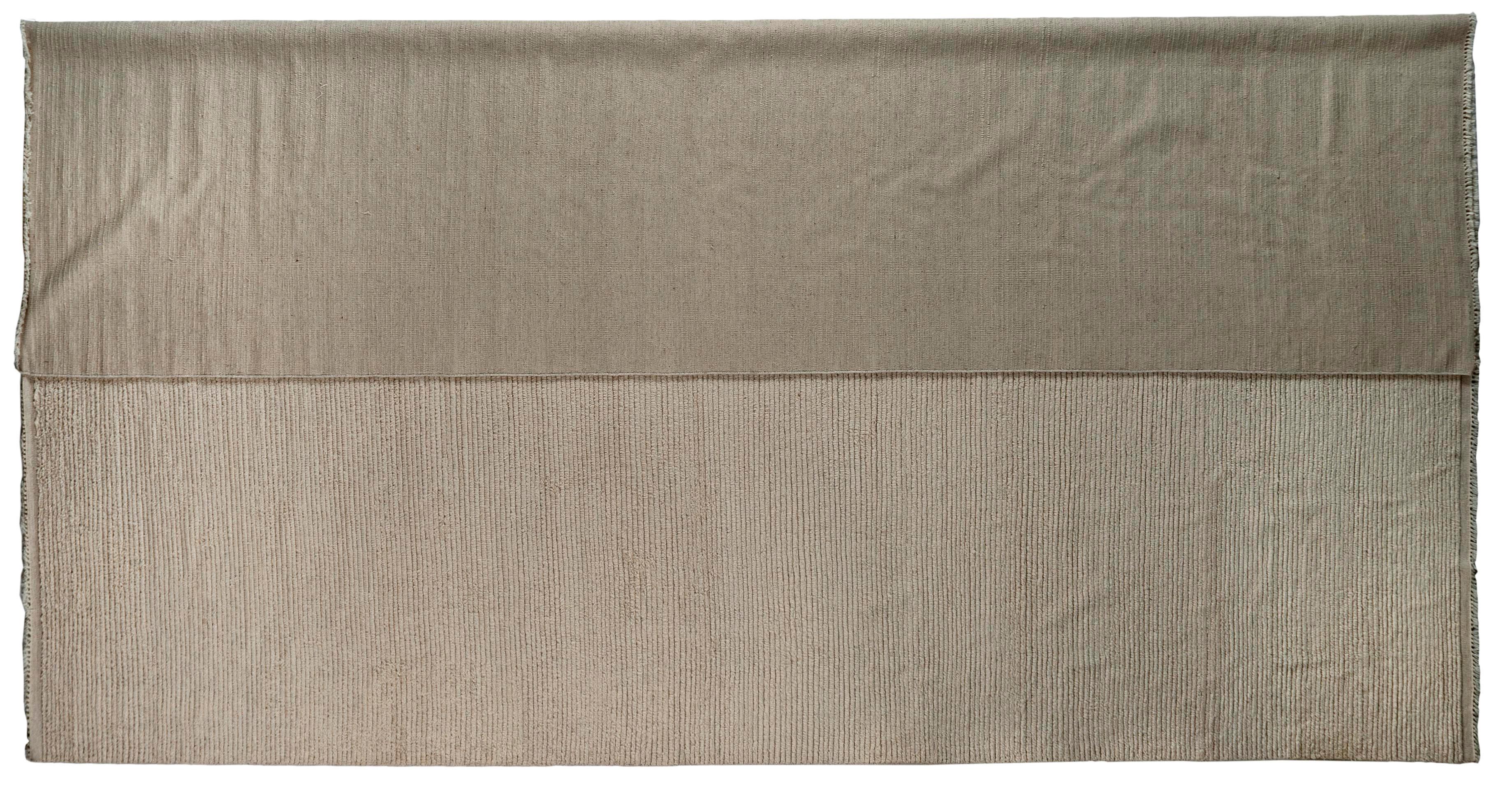 Aus unserer neuesten Kollektion marokkanischer Designs stammt dieses elfenbeinfarbene, gerippte Modell in Übergröße.  Der marokkanische Designteppich ist handgefertigt und handgeknüpft und wird in Indien hergestellt. Das gerippte Muster ist ein