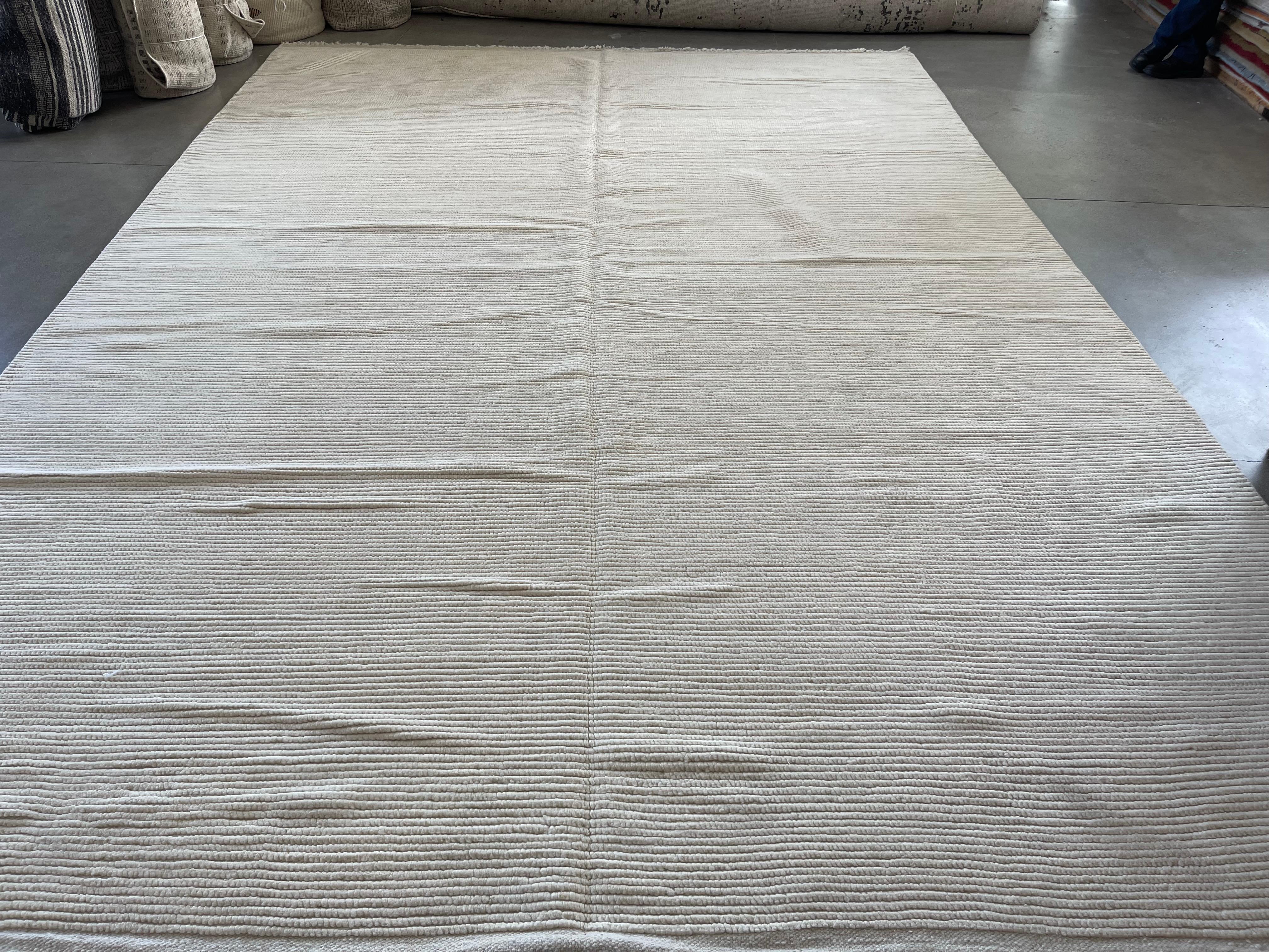 Elfenbeinfarbener gerippter marokkanischer Design-Teppich (Indisch) im Angebot