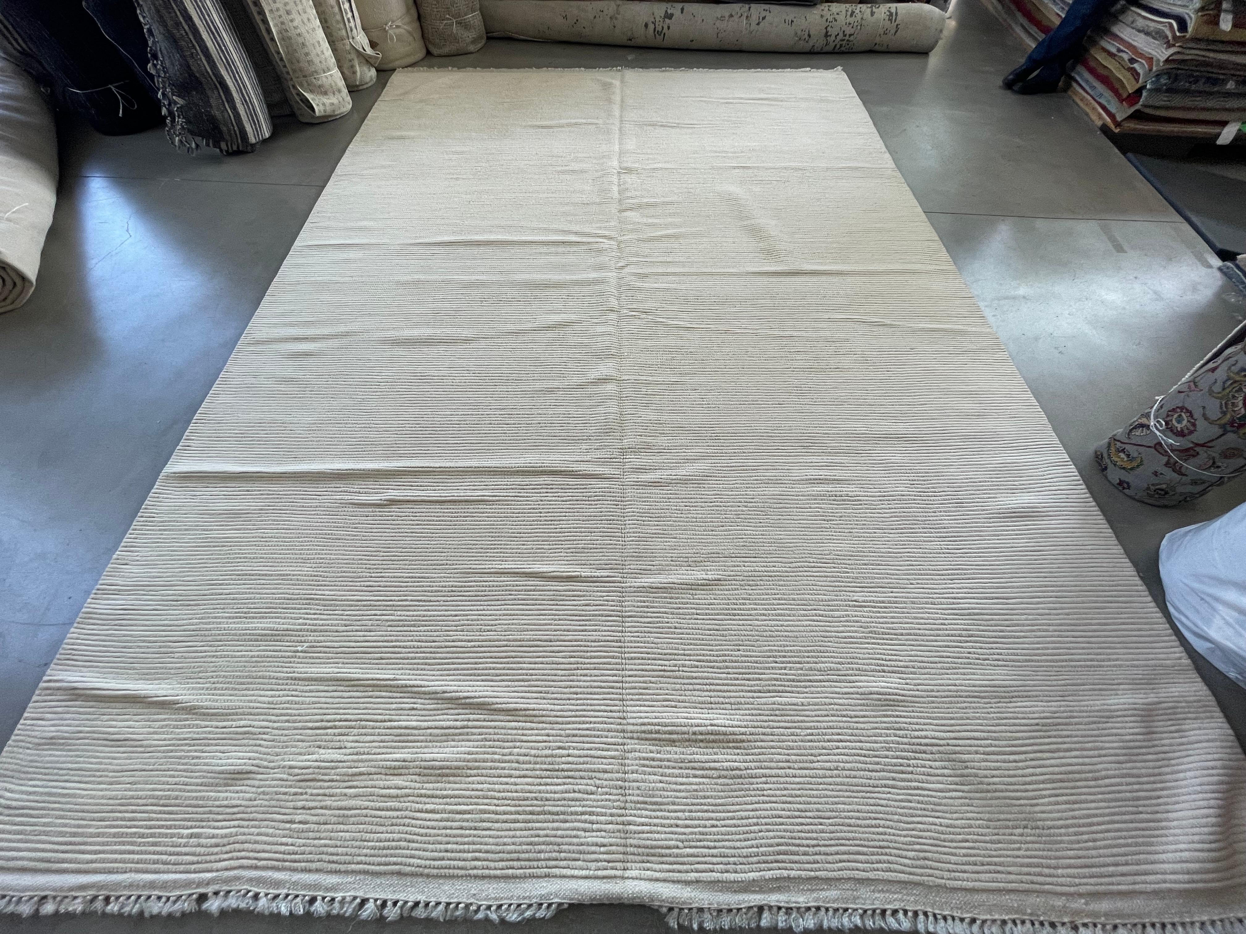 Elfenbeinfarbener gerippter marokkanischer Design-Teppich (Handgeknüpft) im Angebot