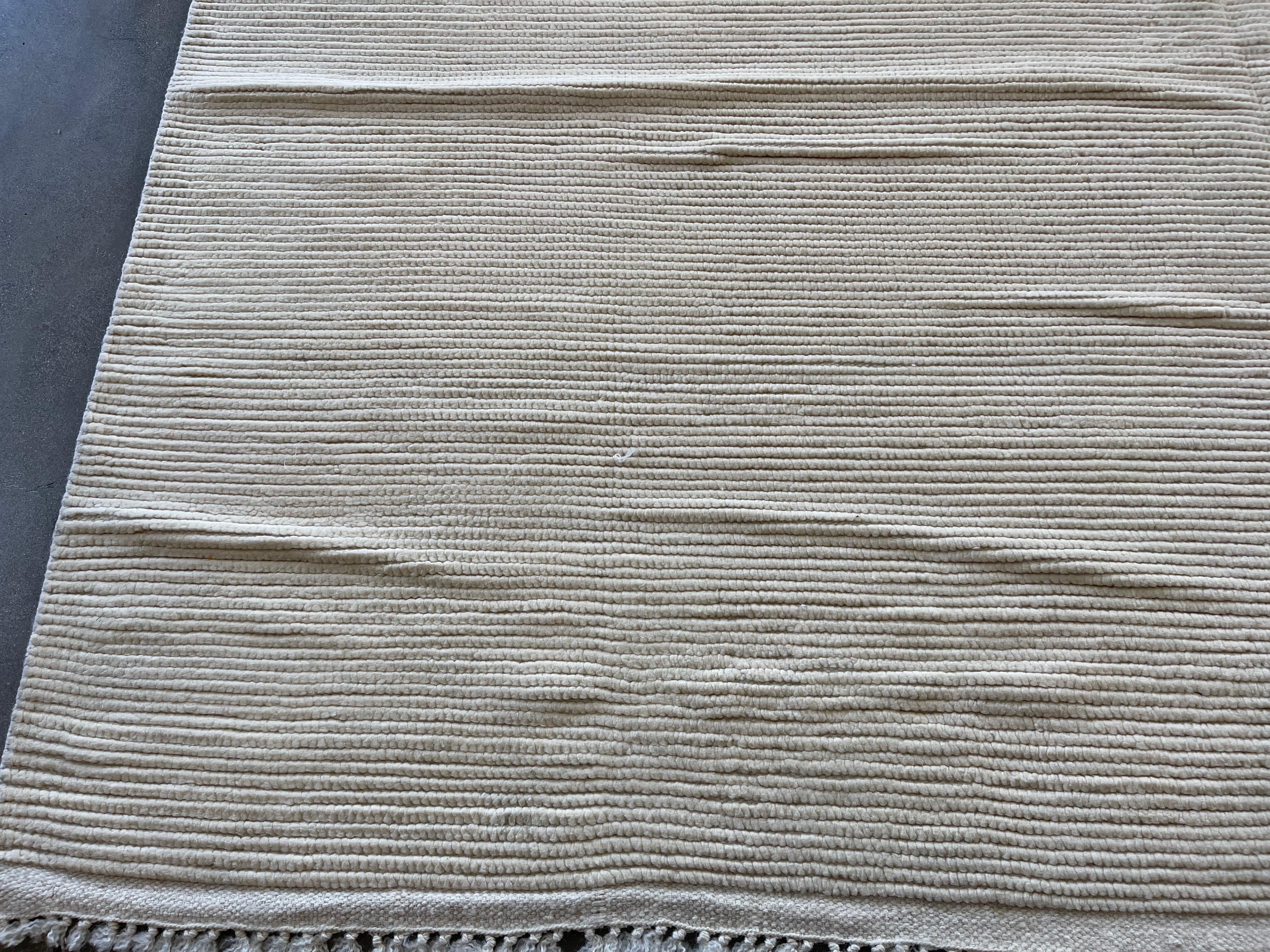 Elfenbeinfarbener gerippter marokkanischer Design-Teppich im Zustand „Neu“ im Angebot in West Hollywood, CA