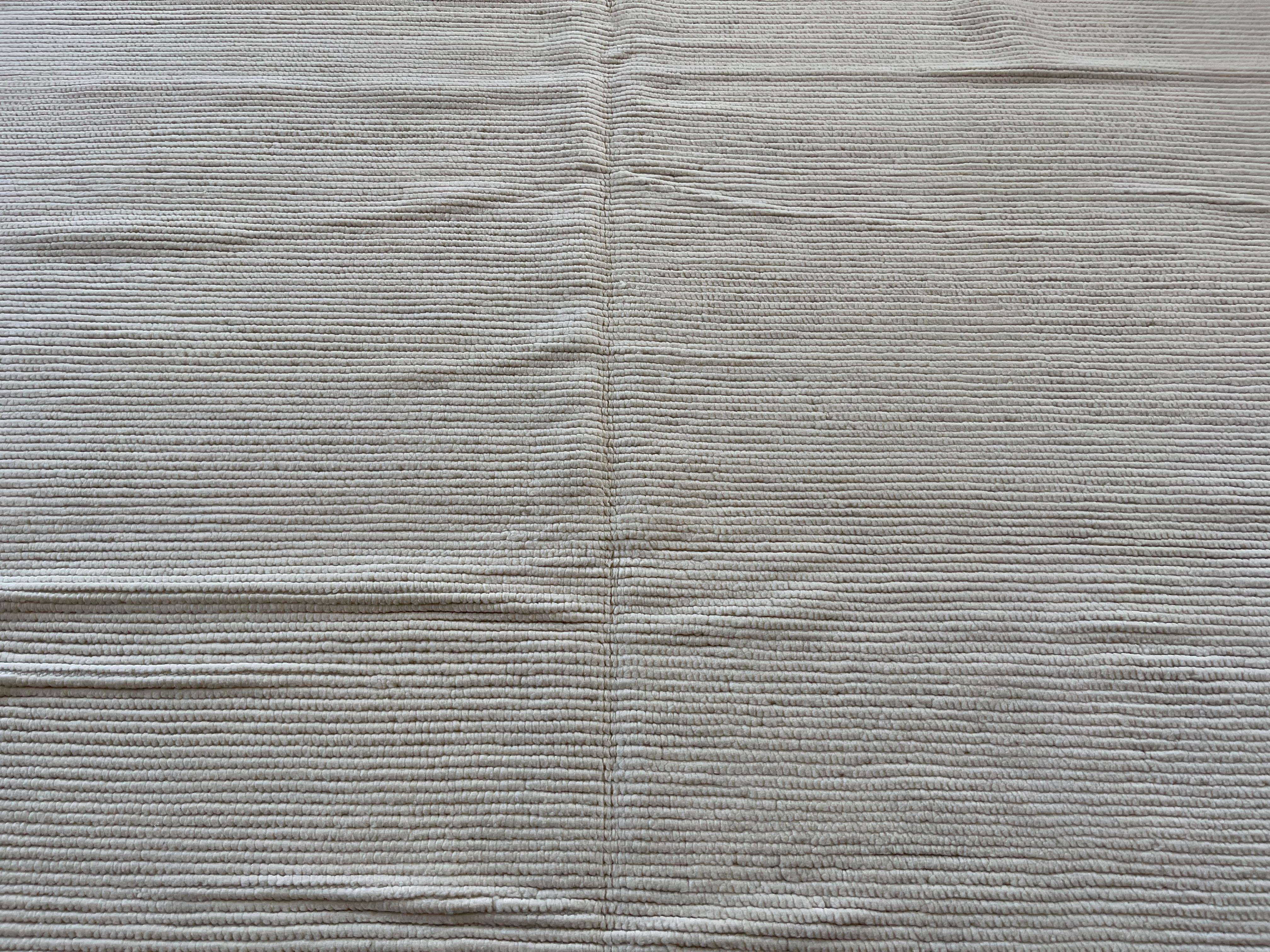 Elfenbeinfarbener gerippter marokkanischer Design-Teppich (21. Jahrhundert und zeitgenössisch) im Angebot