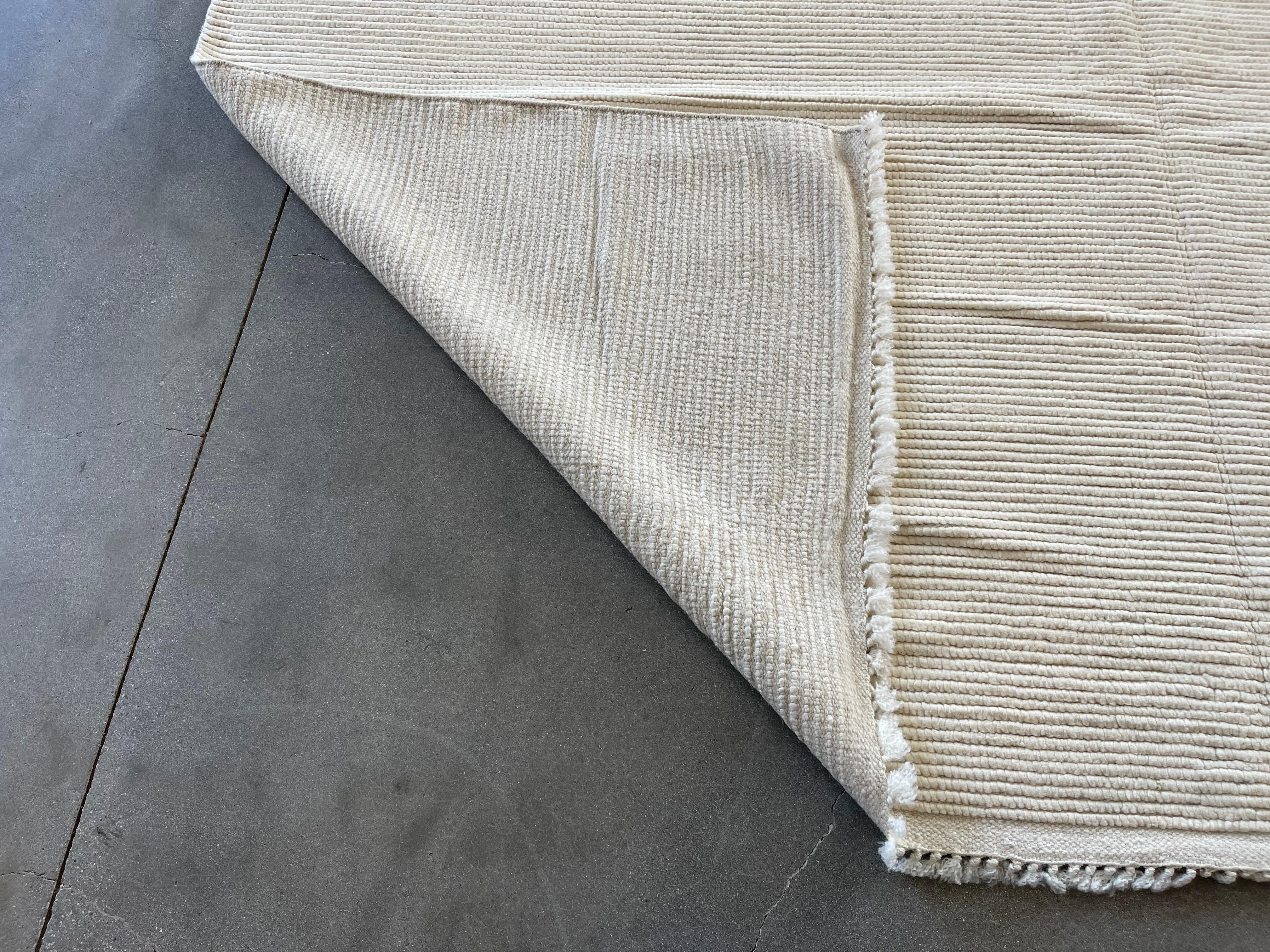 Elfenbeinfarbener gerippter marokkanischer Design-Teppich (Wolle) im Angebot