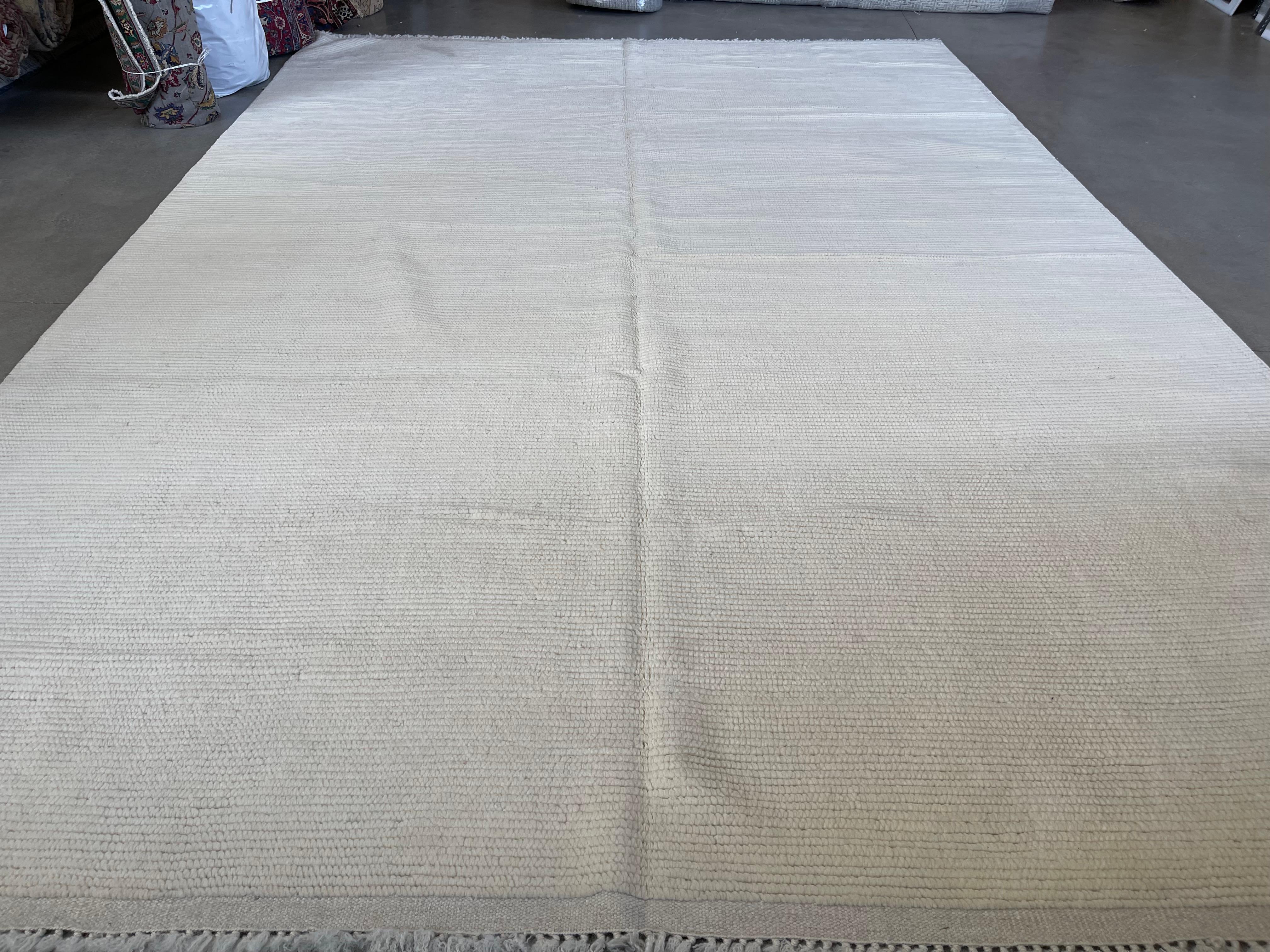 Elfenbeinfarbener gerippter marokkanischer Design-Teppich im Angebot 1