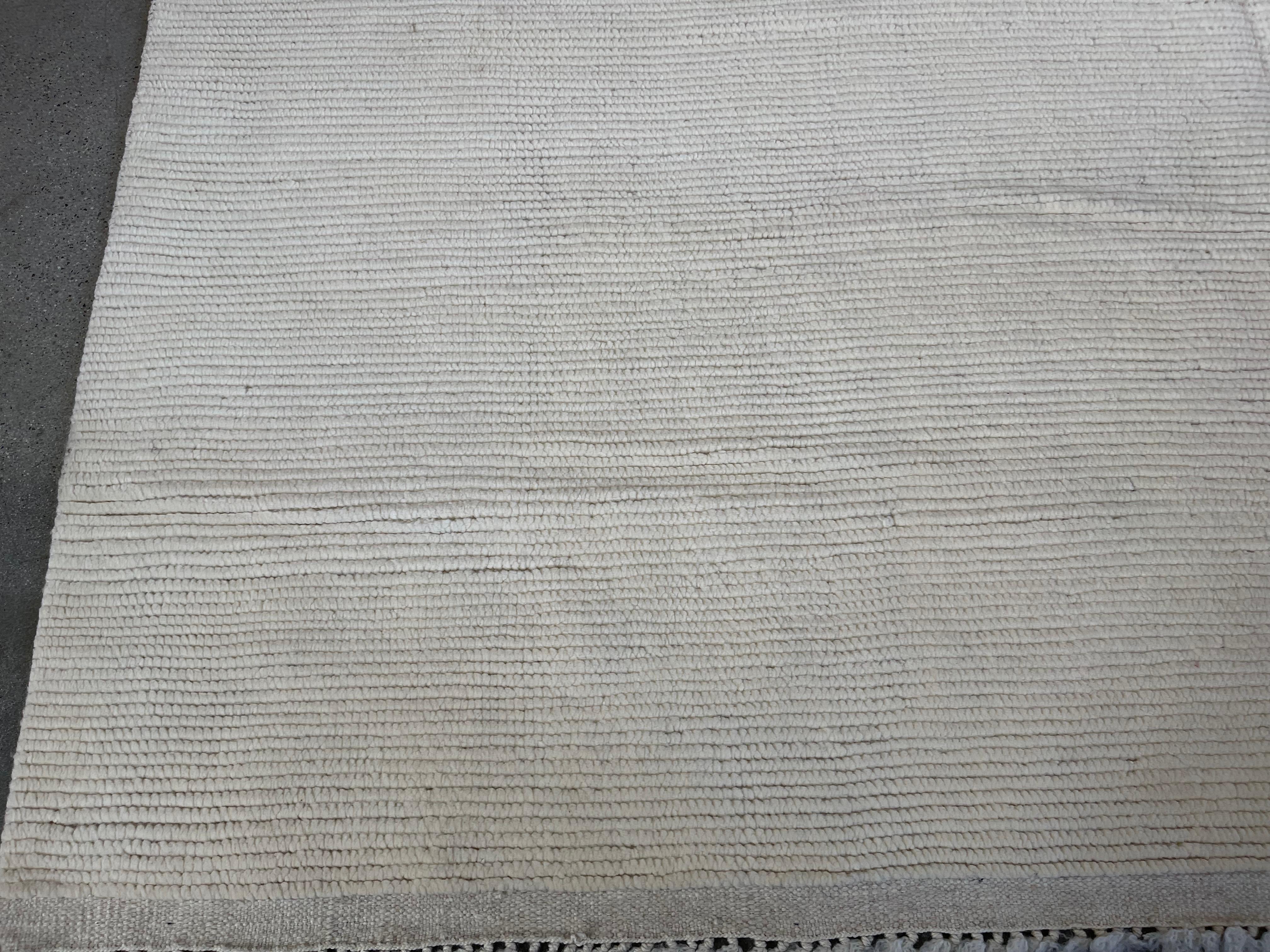 Elfenbeinfarbener gerippter marokkanischer Design-Teppich im Angebot 2