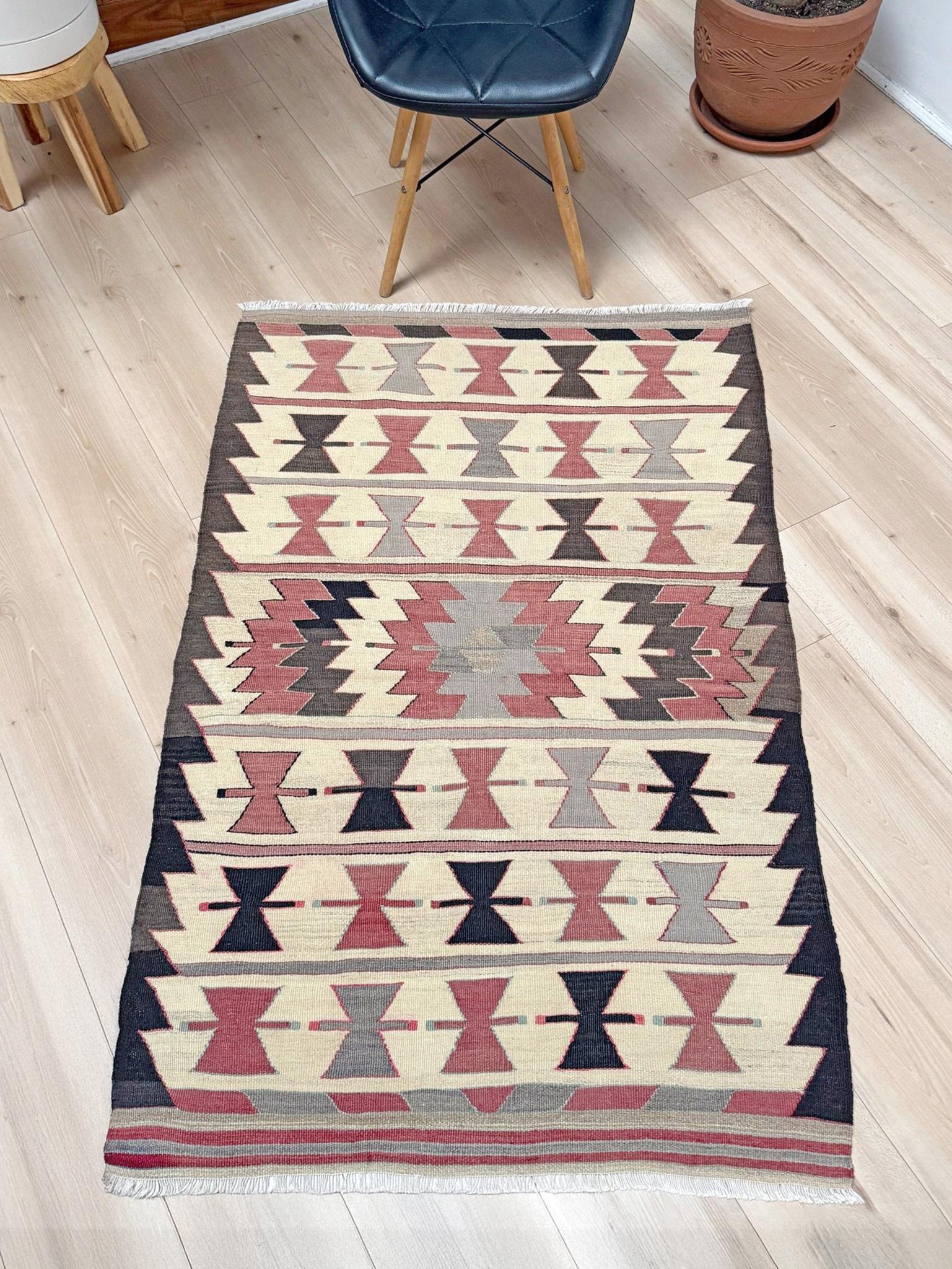 Elfenbein & Rose Mut Kelim - • Türkischer Flachgewebe-Teppich im Navajo-Stil (3'x5') (Handgewebt) im Angebot