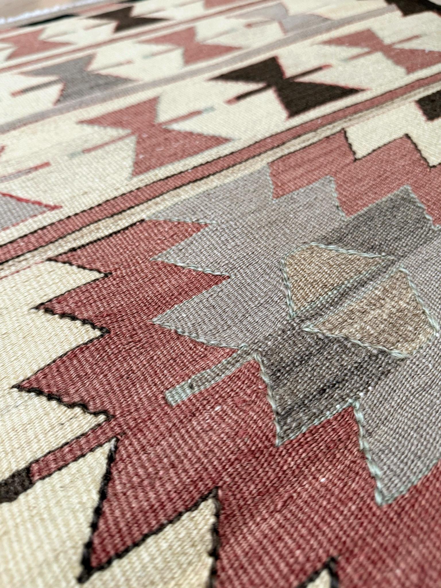 Elfenbein & Rose Mut Kelim - • Türkischer Flachgewebe-Teppich im Navajo-Stil (3'x5') (Wolle) im Angebot