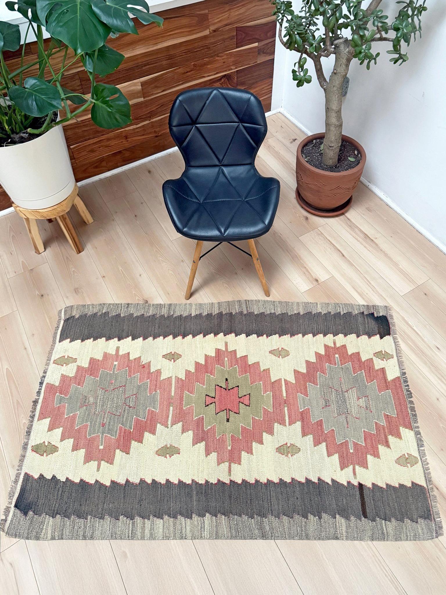 Tessuto a mano Kilim avorio e rosa - Tappeto tribale turco a tessitura piatta in stile Navajo (3'x5') in vendita