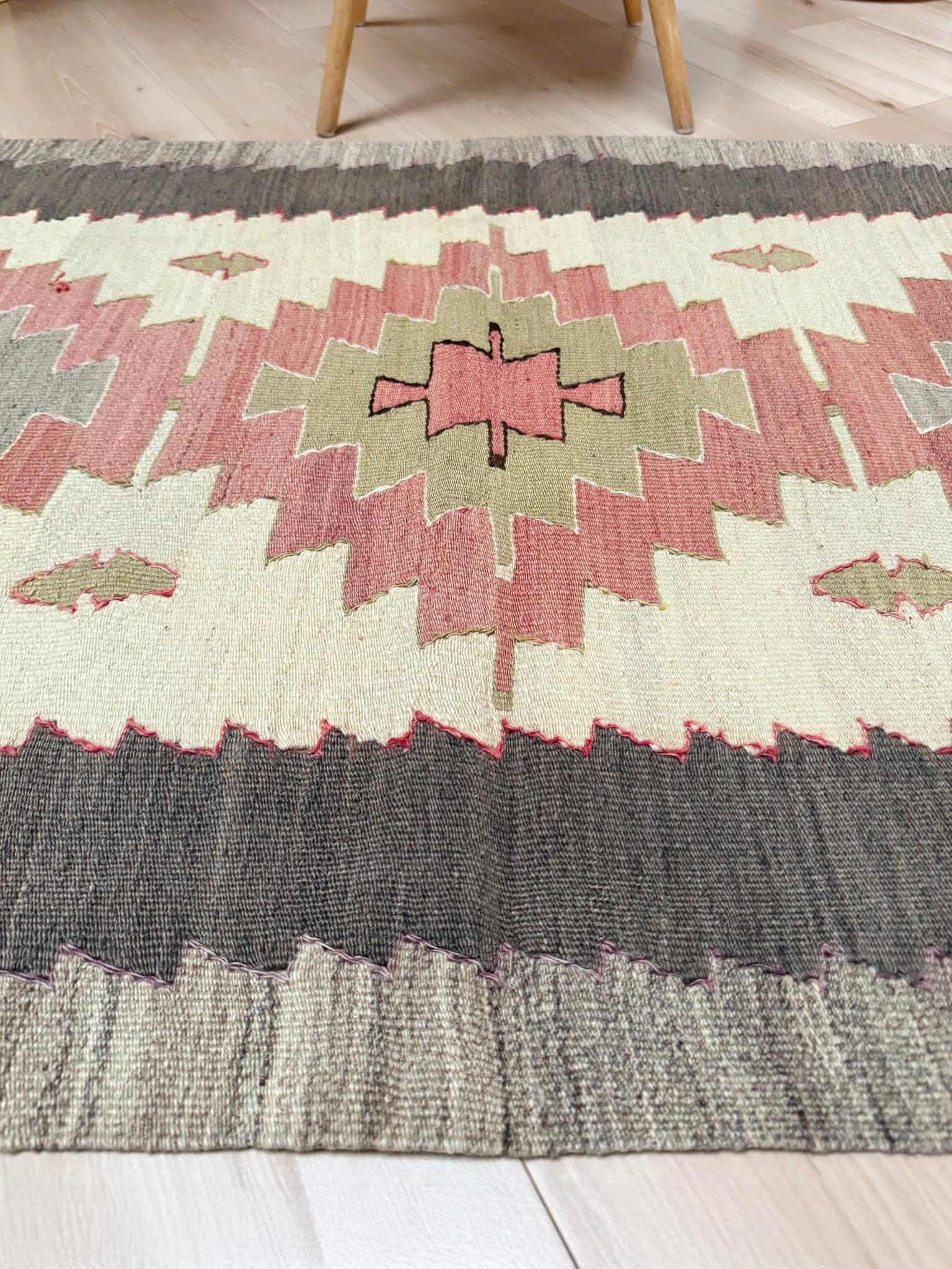 Kilim avorio e rosa - Tappeto tribale turco a tessitura piatta in stile Navajo (3'x5') In condizioni ottime in vendita a Burlingame, CA