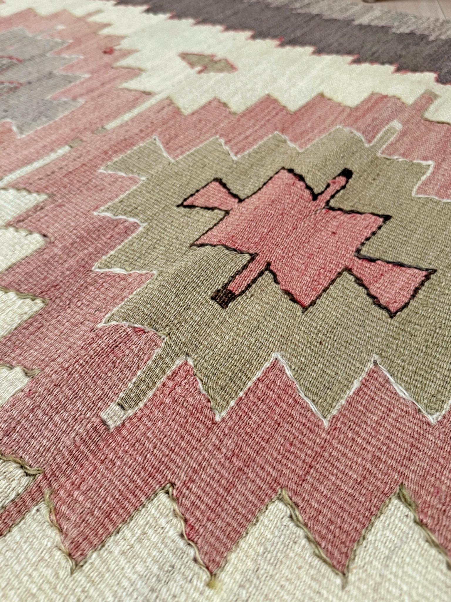 Tessuto a mano nella regione di Mut, nel sud della Turchia, questo kilim della metà del secolo scorso è caratterizzato da una morbida disposizione a medaglione a gradini che richiama visivamente la geometria del Navajo, pur rimanendo saldamente