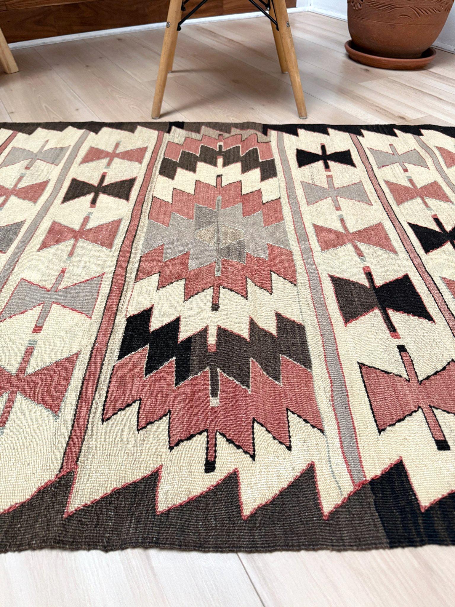 Elfenbein & Rose Mut Kelim - • Türkischer Flachgewebe-Teppich im Navajo-Stil (3'x5') (Ende des 20. Jahrhunderts) im Angebot