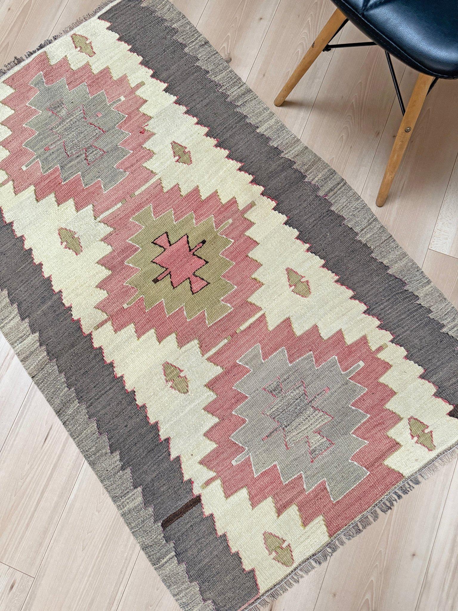 Fine XX secolo Kilim avorio e rosa - Tappeto tribale turco a tessitura piatta in stile Navajo (3'x5') in vendita