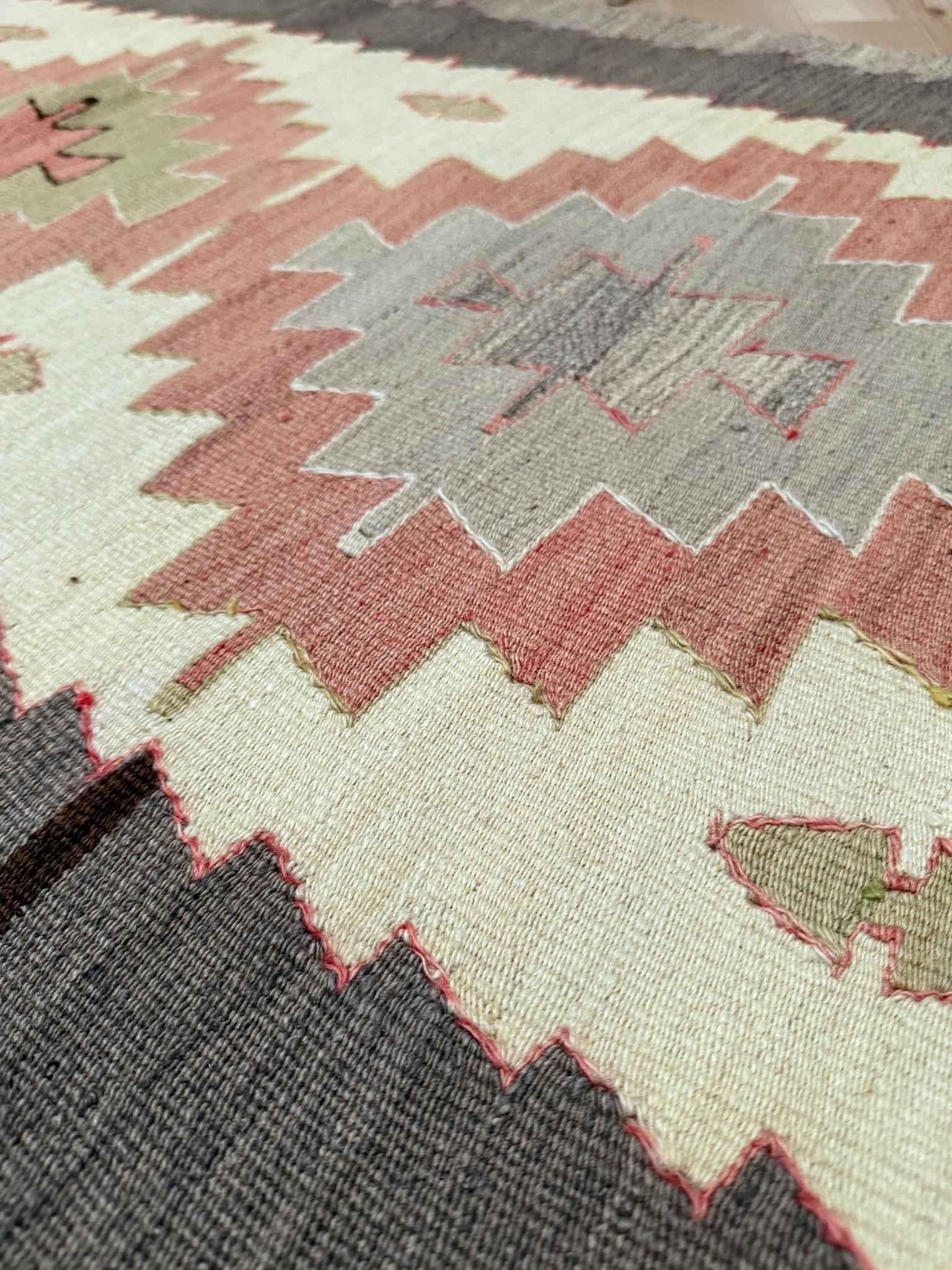 Lana Kilim avorio e rosa - Tappeto tribale turco a tessitura piatta in stile Navajo (3'x5') in vendita
