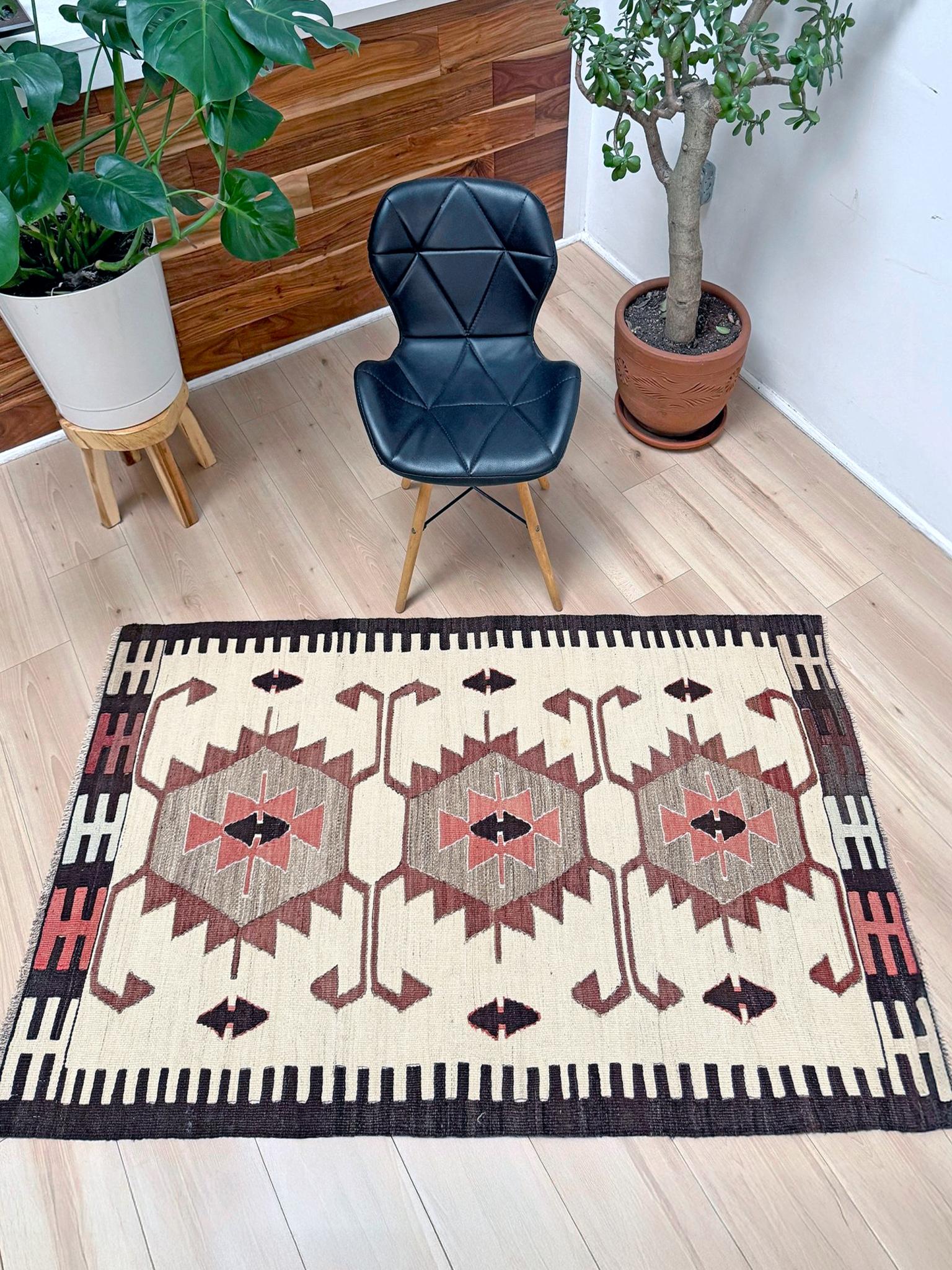 Elfenbein & Rosenrot Mut Kilim - • Türkischer Flachgewebeteppich im Navajo-Stil (3'x5') (Handgewebt) im Angebot