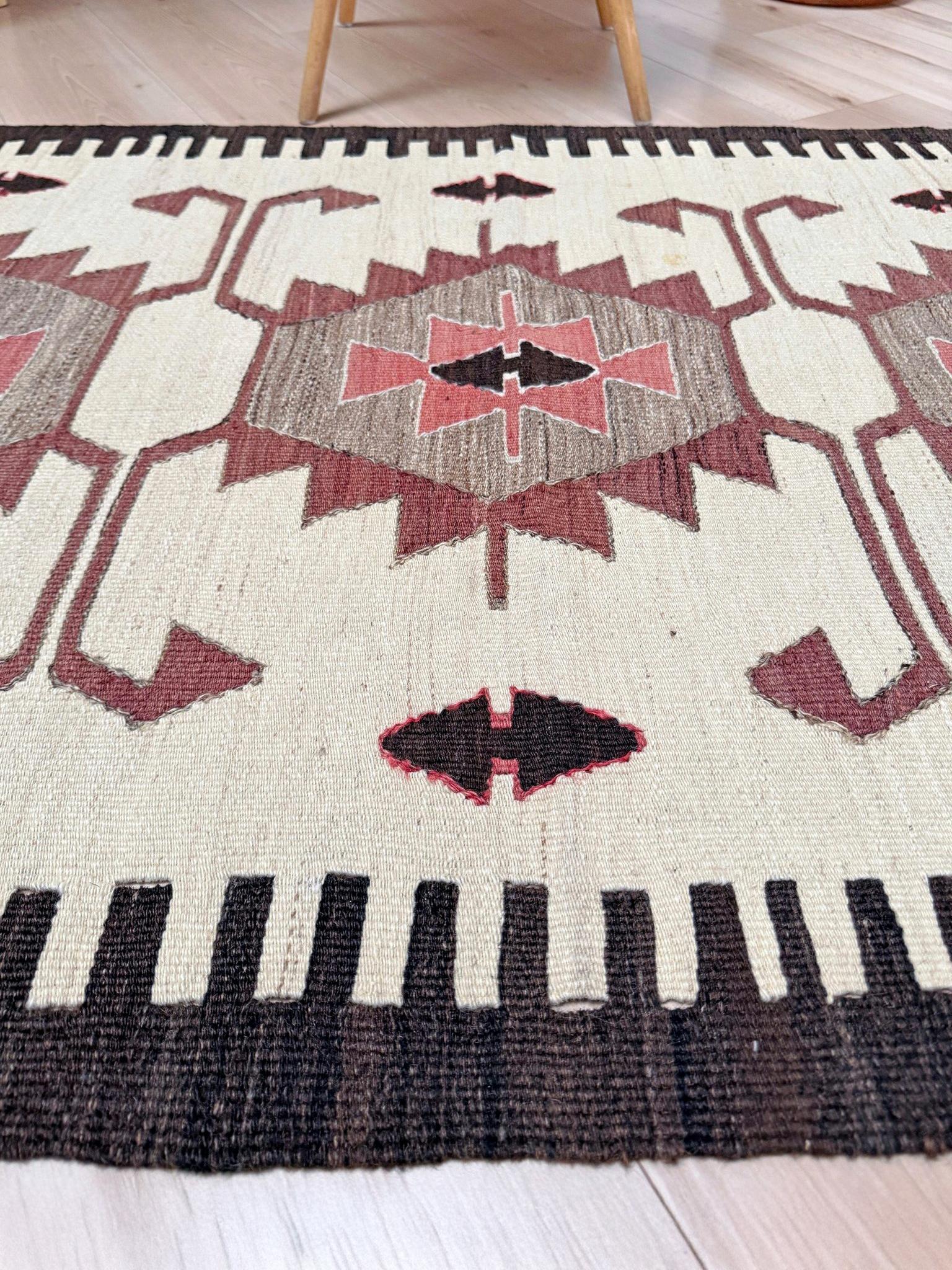 Elfenbein & Rosenrot Mut Kilim - • Türkischer Flachgewebeteppich im Navajo-Stil (3'x5') im Zustand „Hervorragend“ im Angebot in Burlingame, CA