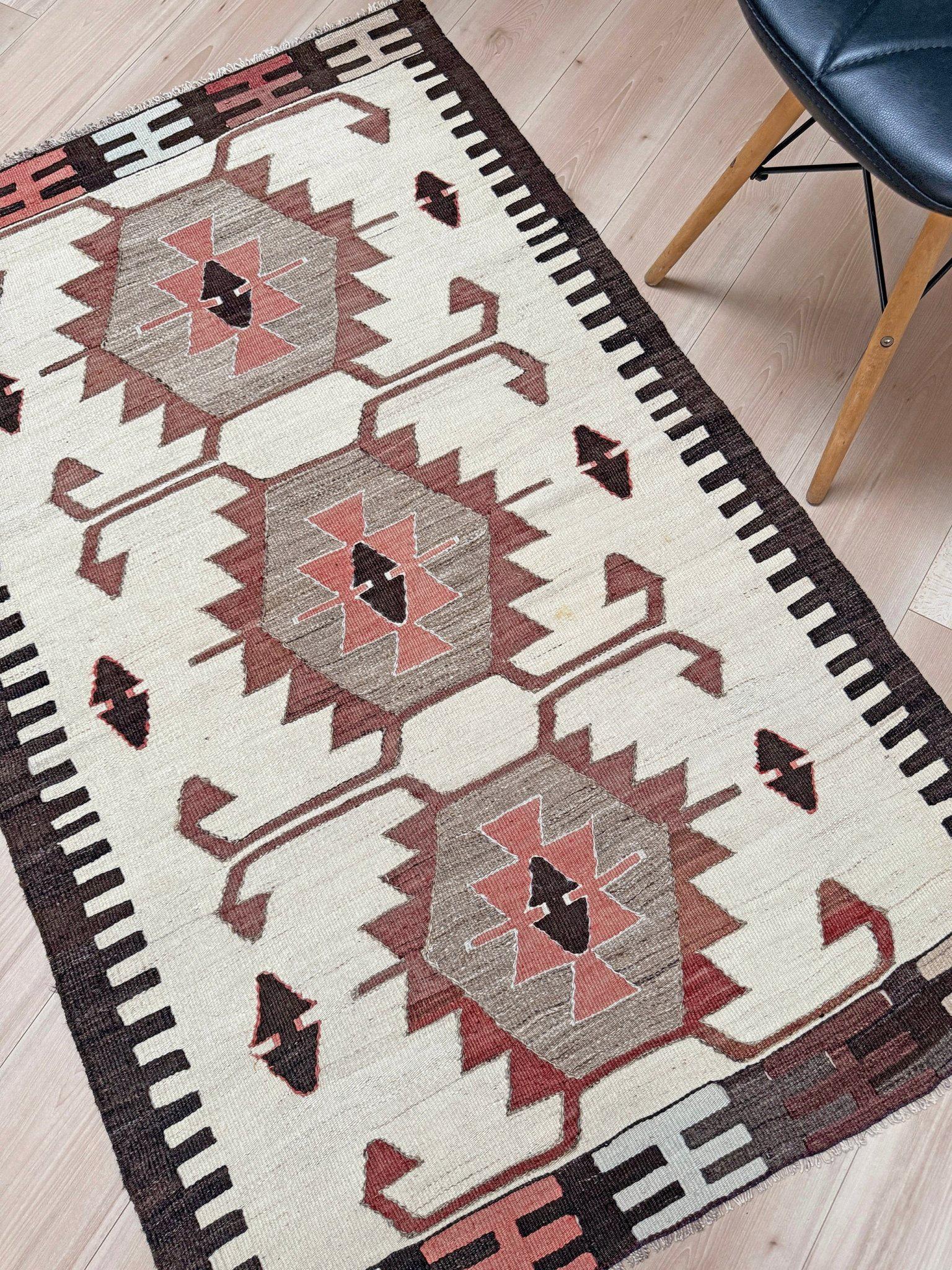 Elfenbein & Rosenrot Mut Kilim - • Türkischer Flachgewebeteppich im Navajo-Stil (3'x5') (Ende des 20. Jahrhunderts) im Angebot