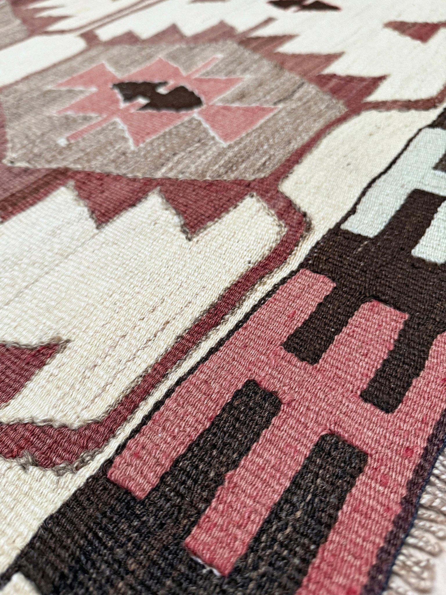 Elfenbein & Rosenrot Mut Kilim - • Türkischer Flachgewebeteppich im Navajo-Stil (3'x5') (Wolle) im Angebot