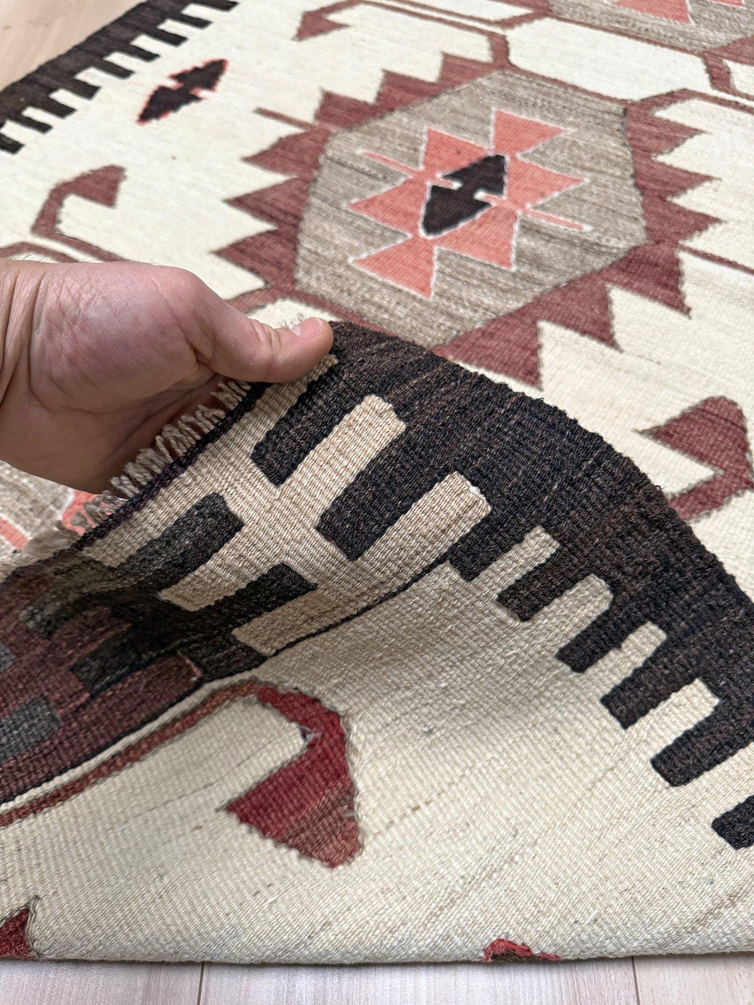 Elfenbein & Rosenrot Mut Kilim - • Türkischer Flachgewebeteppich im Navajo-Stil (3'x5') im Angebot 1