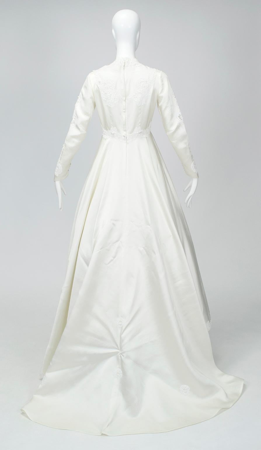 Robe de mariée Empire Queen Anne en satin ivoire avec traîne ajustable - XS, années 1950 Bon état - En vente à Tucson, AZ