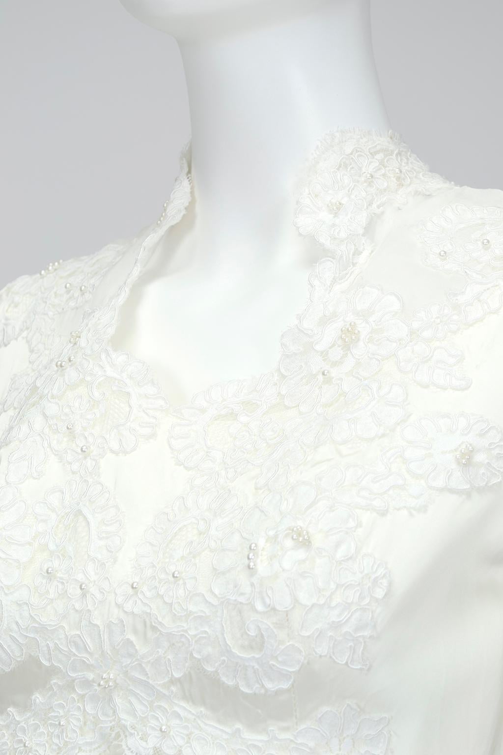 Elfenbein Satin Queen Anne Empire Hochzeitskleid mit verstellbarer Schleppe/Büste - XS, 1950s (Grau) im Angebot