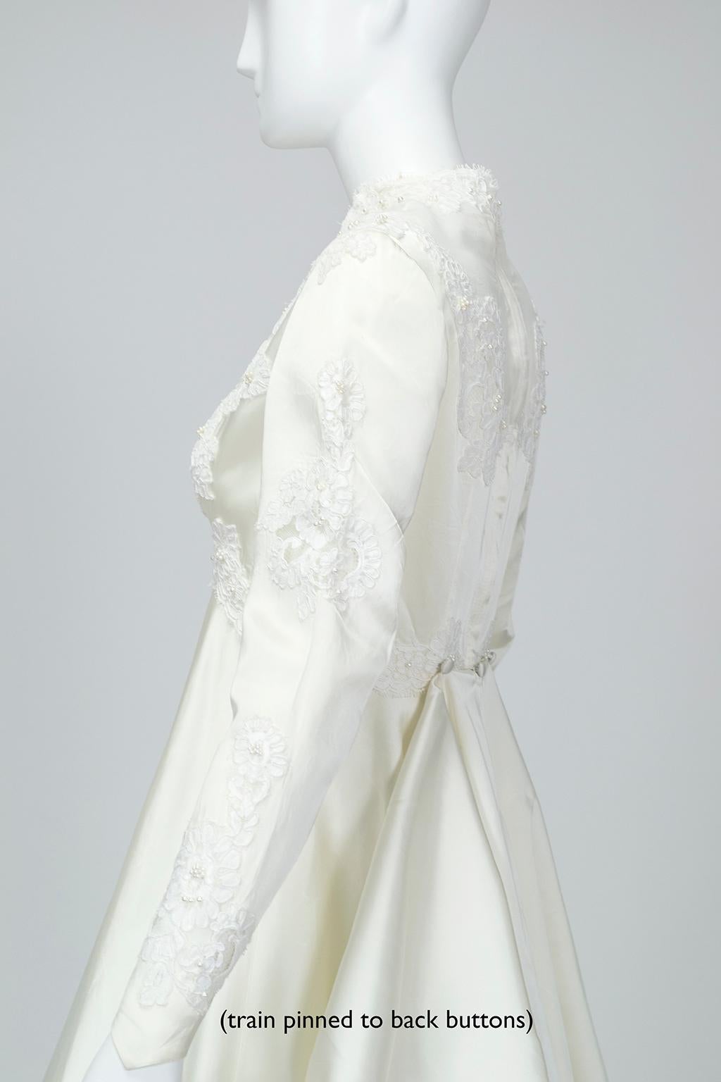 Elfenbein Satin Queen Anne Empire Hochzeitskleid mit verstellbarer Schleppe/Büste - XS, 1950s im Angebot 1
