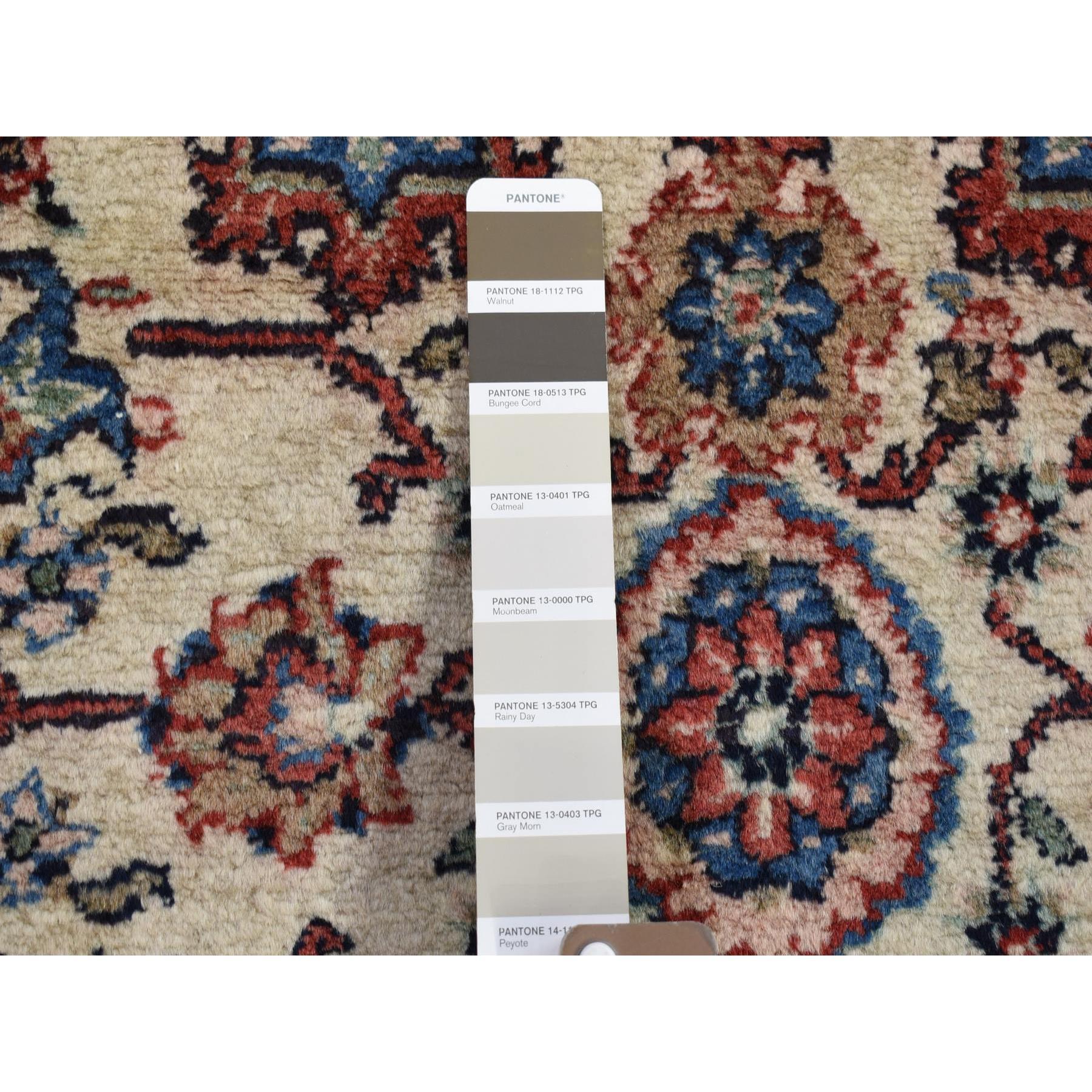 Kazvin persan semi-antique ivoire semi-ancien, en pure laine nouée à la main, entièrement poils, tapis de couloir Bon état - En vente à Carlstadt, NJ
