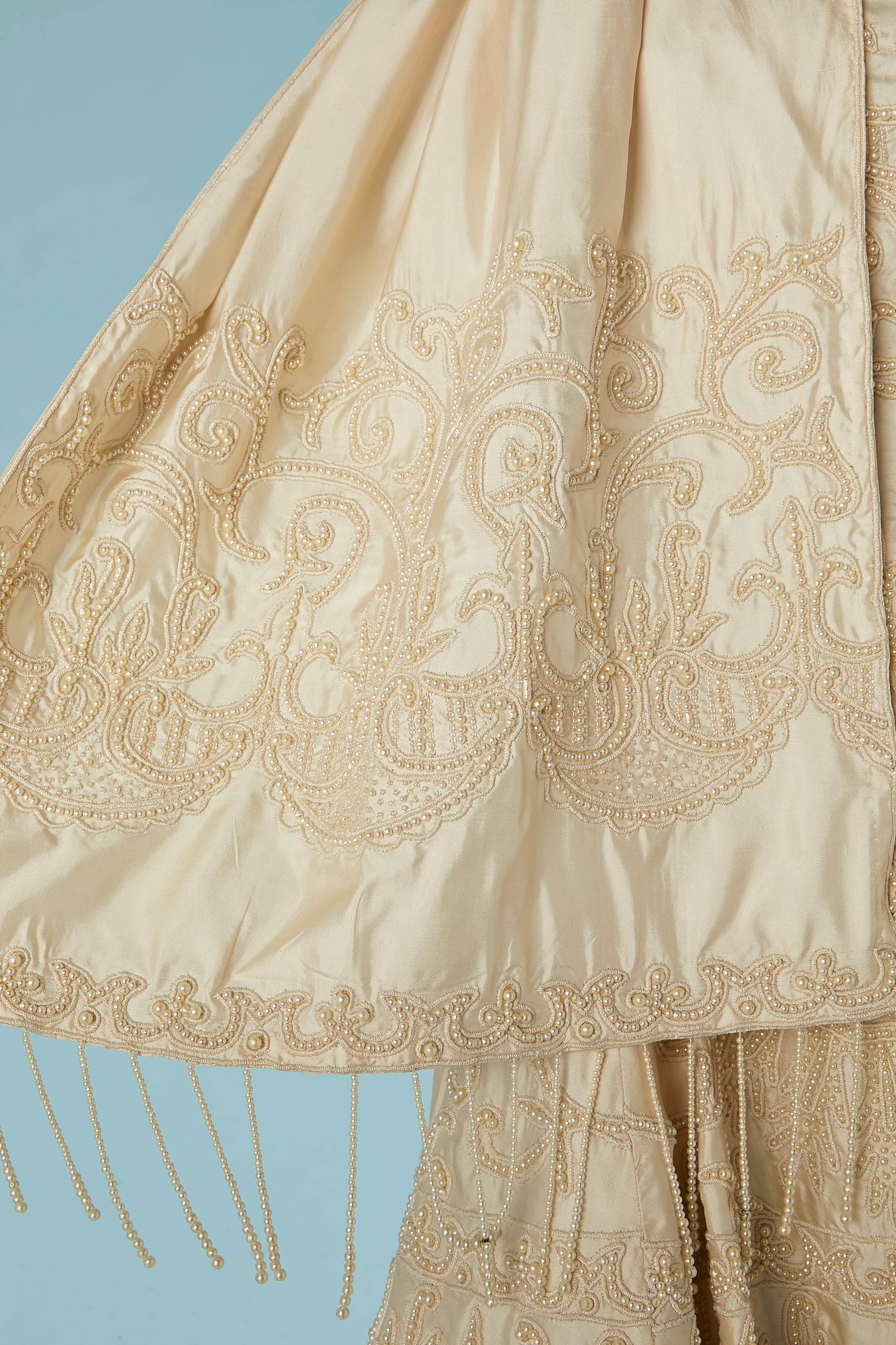 Ivory silk bustier dress with beaded work and shawl.
No fabric composition tag for the lining but probably acetate and stiff tulle lining petticoat. 
Boned. Button and buttonhole closure in the middle back. 
Size of the shawl: 183 cm X 45cm (+ 9cm