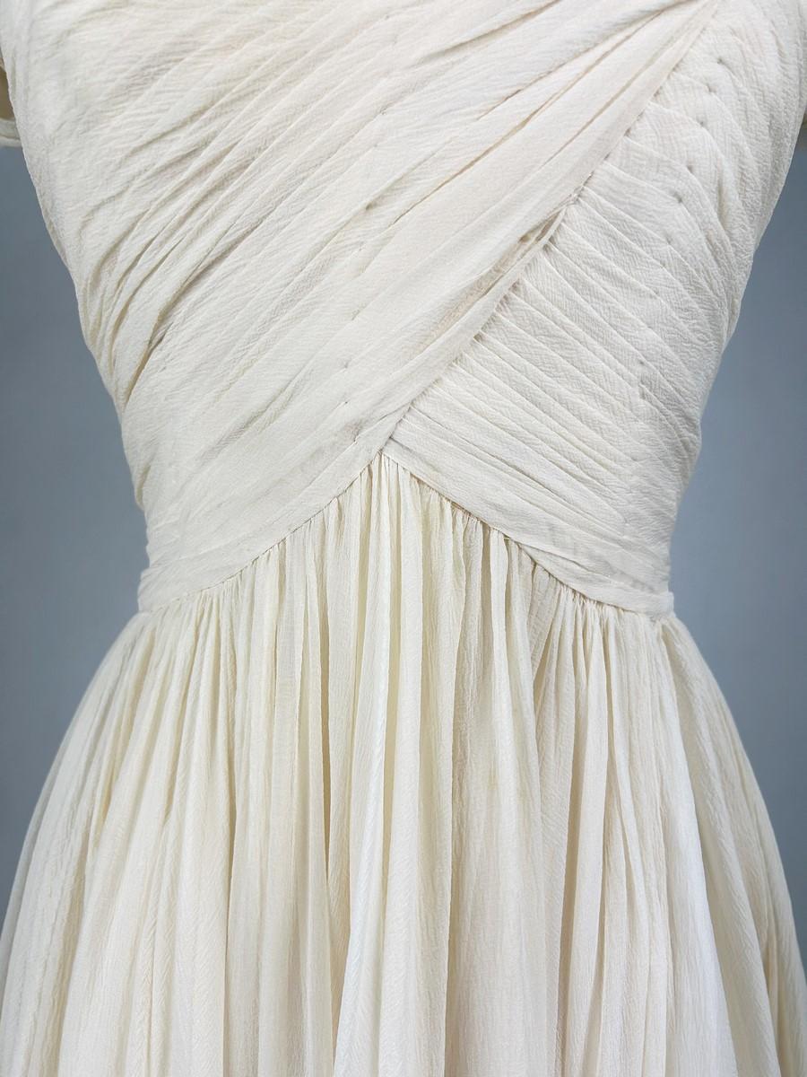 Women's Ivory silk crepe party or ceremony Couture dress - France Circa 1970 For Sale
