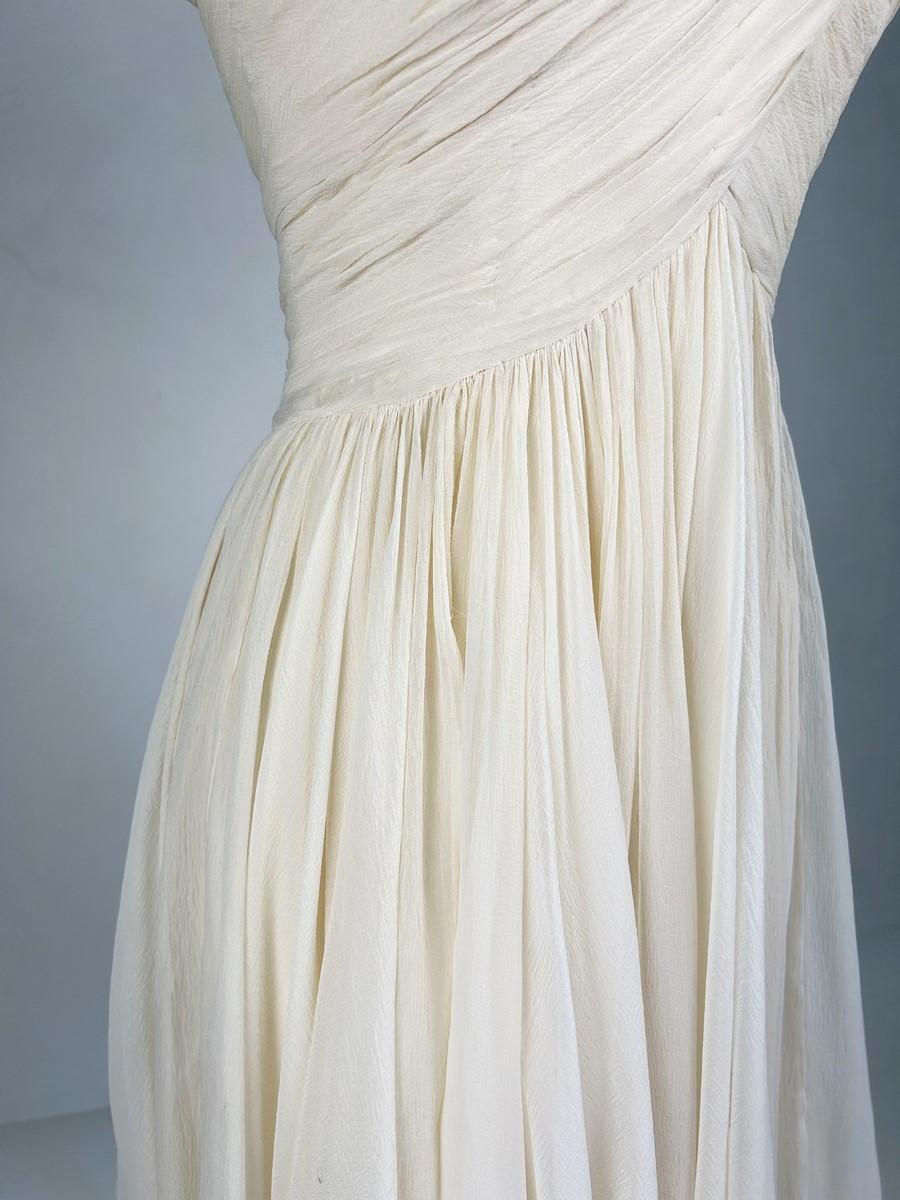 Ivory silk crepe party or ceremony Couture dress - France Circa 1970 For Sale 3