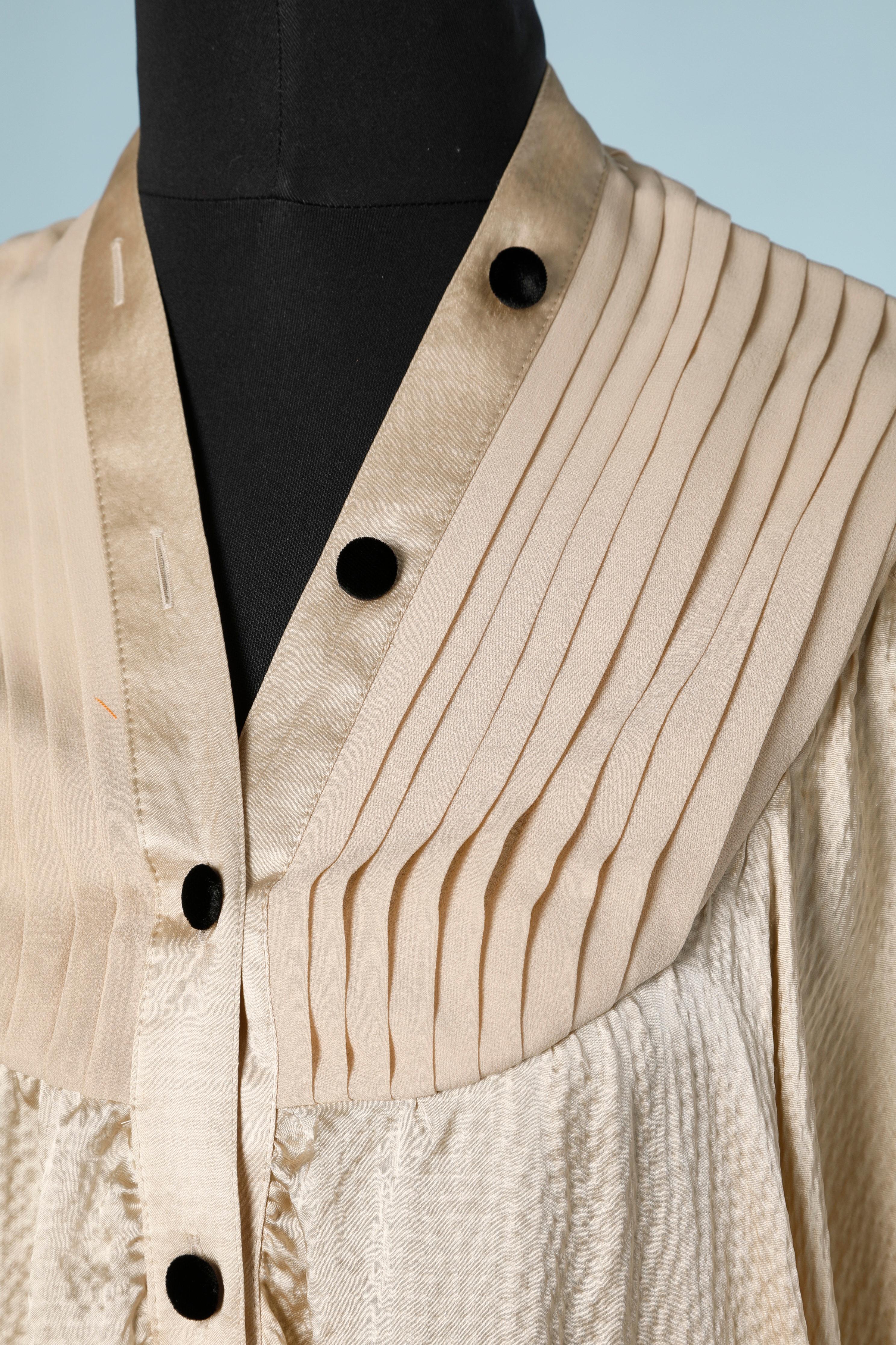 Ivory silk dress with black velvet buttons.
Size L