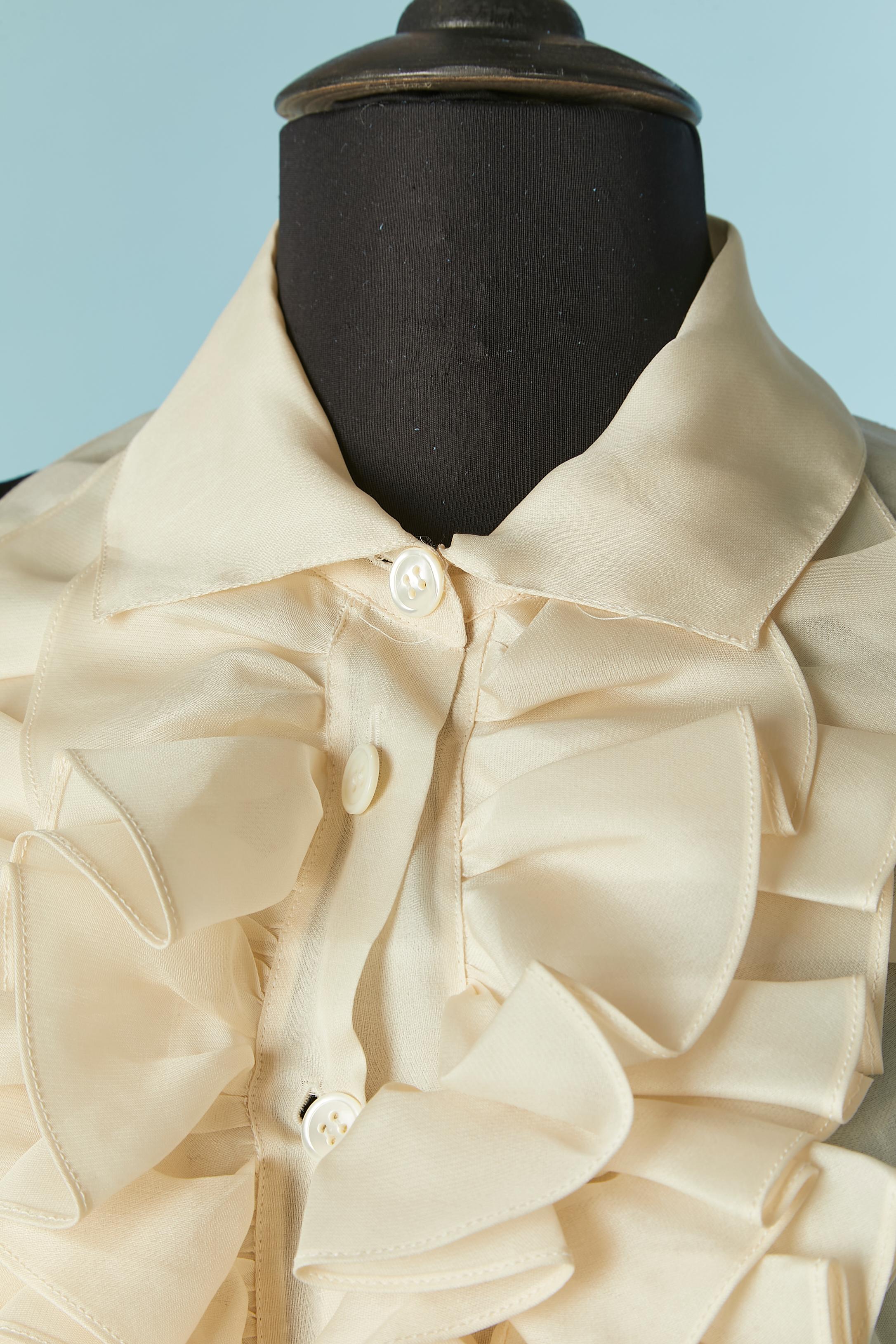 Ivory silk gazar sleeveless top with jabot ruffles on the front. Button and buttonhole closure on the middle front. 
SIZE 42 (It) 38 (Fr) 8 (Us) M 