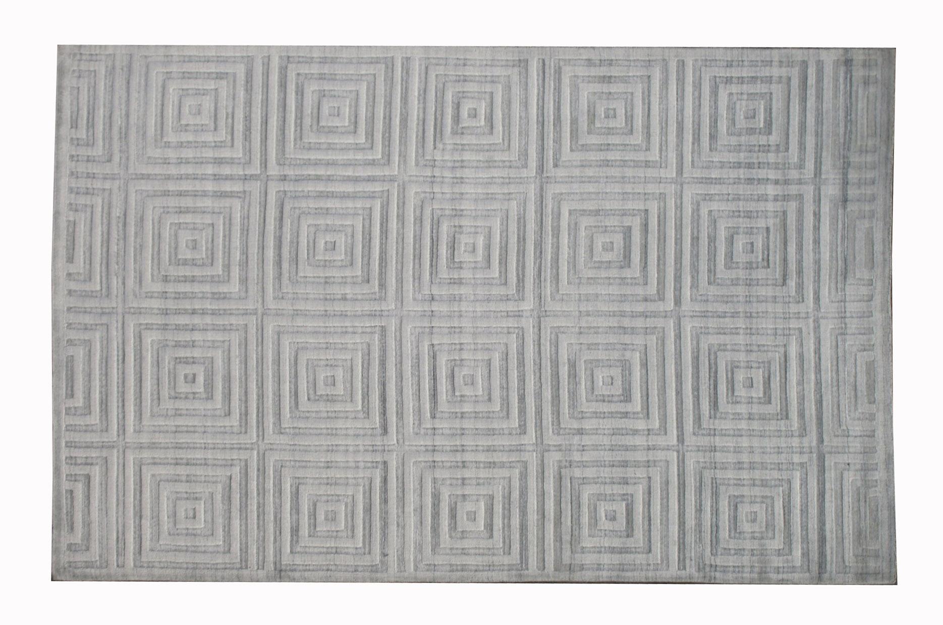 Vello di seta fatto a mano su una base di cotone.

Dimensioni: 8' x 10'

Origine: India

Colore del campo: Avorio.