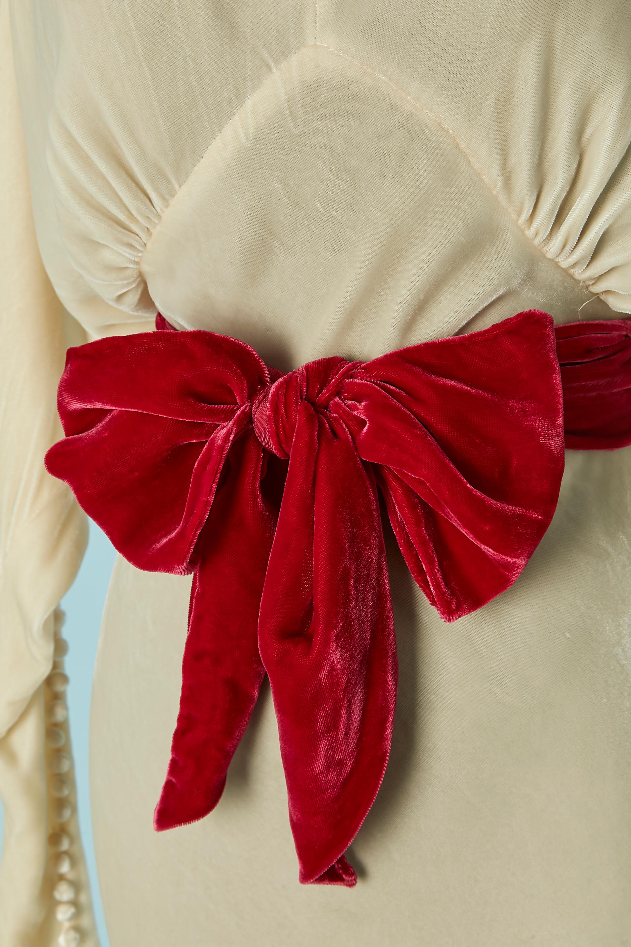 Bianco Abito da sera in velluto di seta avorio con cintura in velluto rosso Circa 1930 in vendita