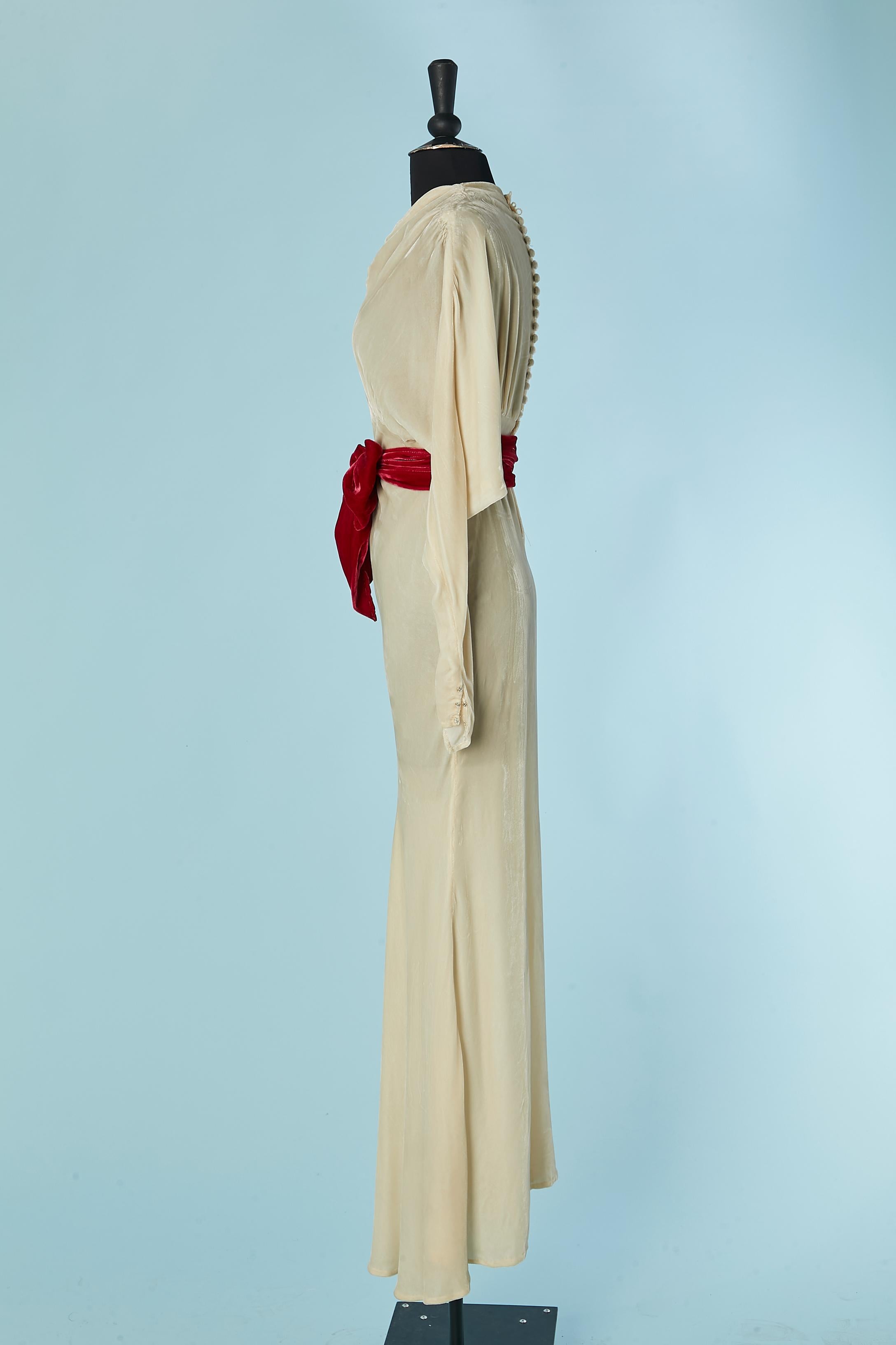 Donna Abito da sera in velluto di seta avorio con cintura in velluto rosso Circa 1930 in vendita