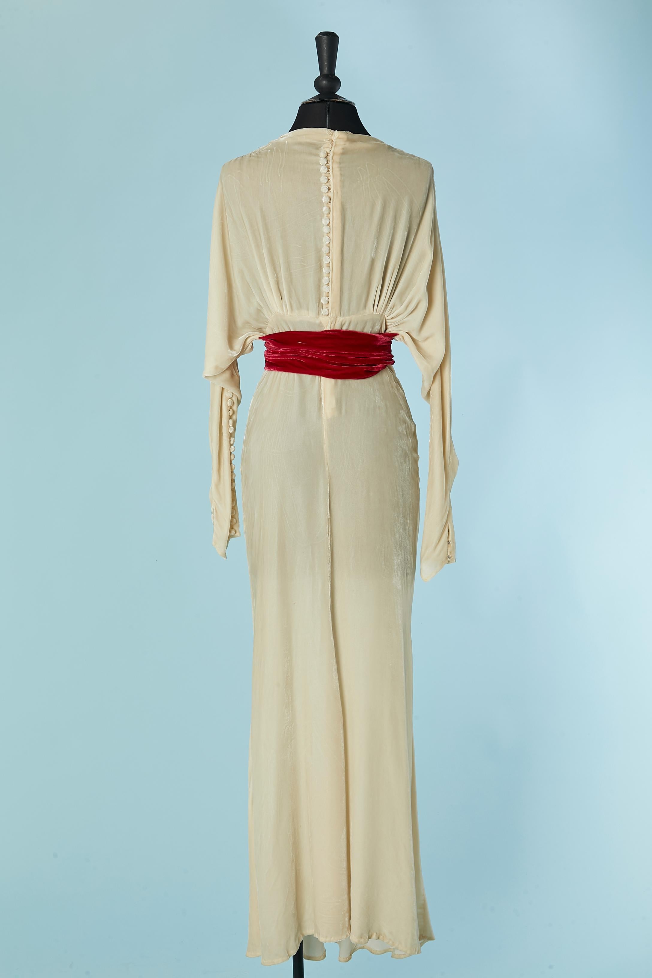 Abito da sera in velluto di seta avorio con cintura in velluto rosso Circa 1930 in vendita 1