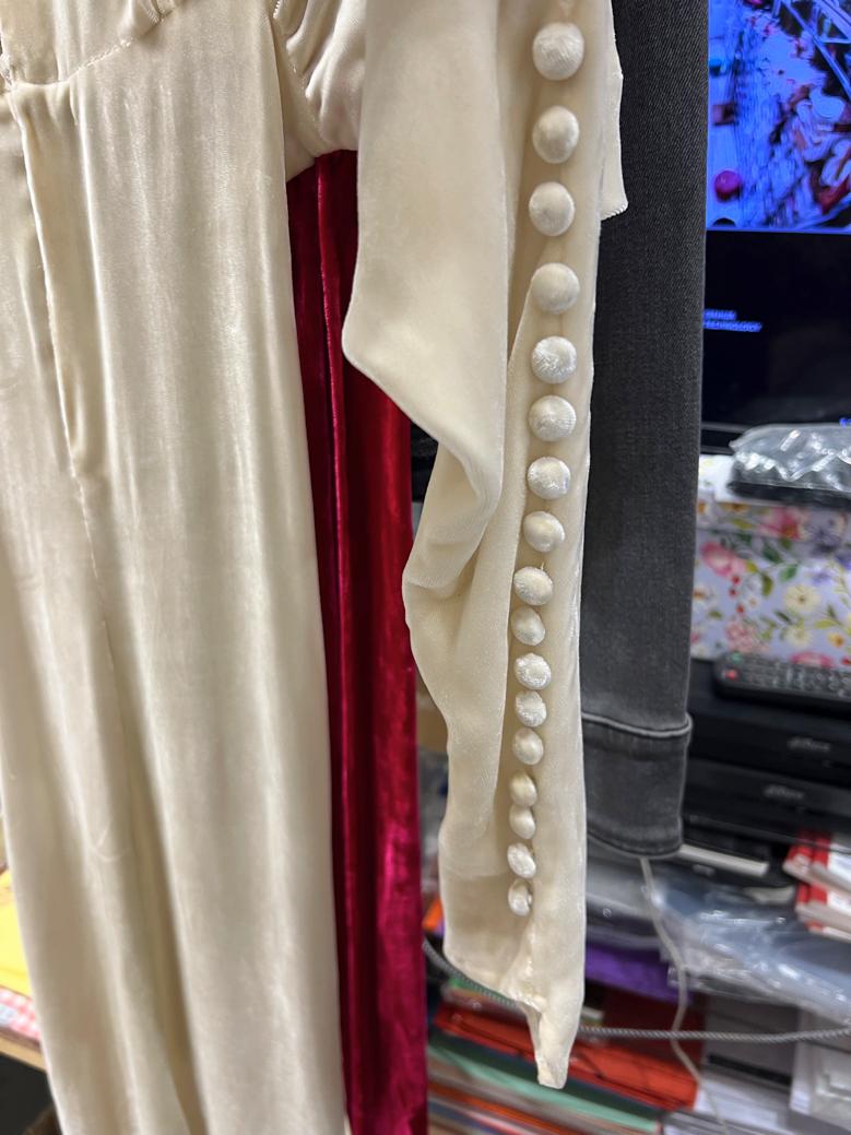 Abito da sera in velluto di seta avorio con cintura in velluto rosso Circa 1930 in vendita 2