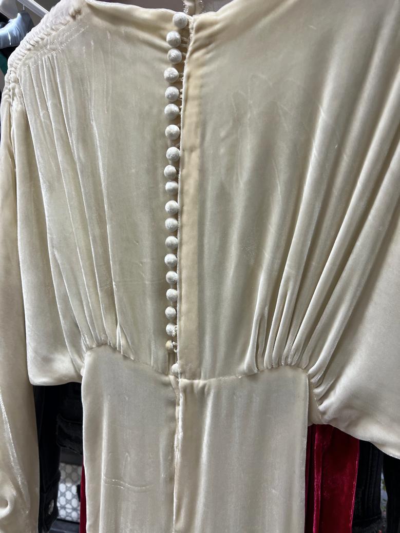 Abito da sera in velluto di seta avorio con cintura in velluto rosso Circa 1930 in vendita 3